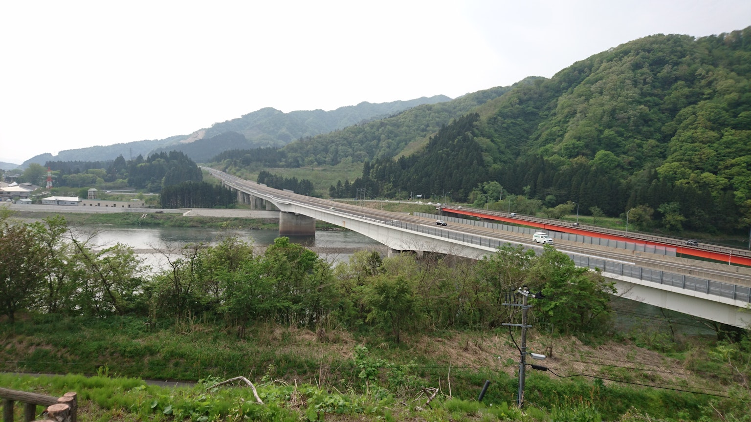 Vue panoramique d'une autoroute entourée de montagnes et d'une rivière