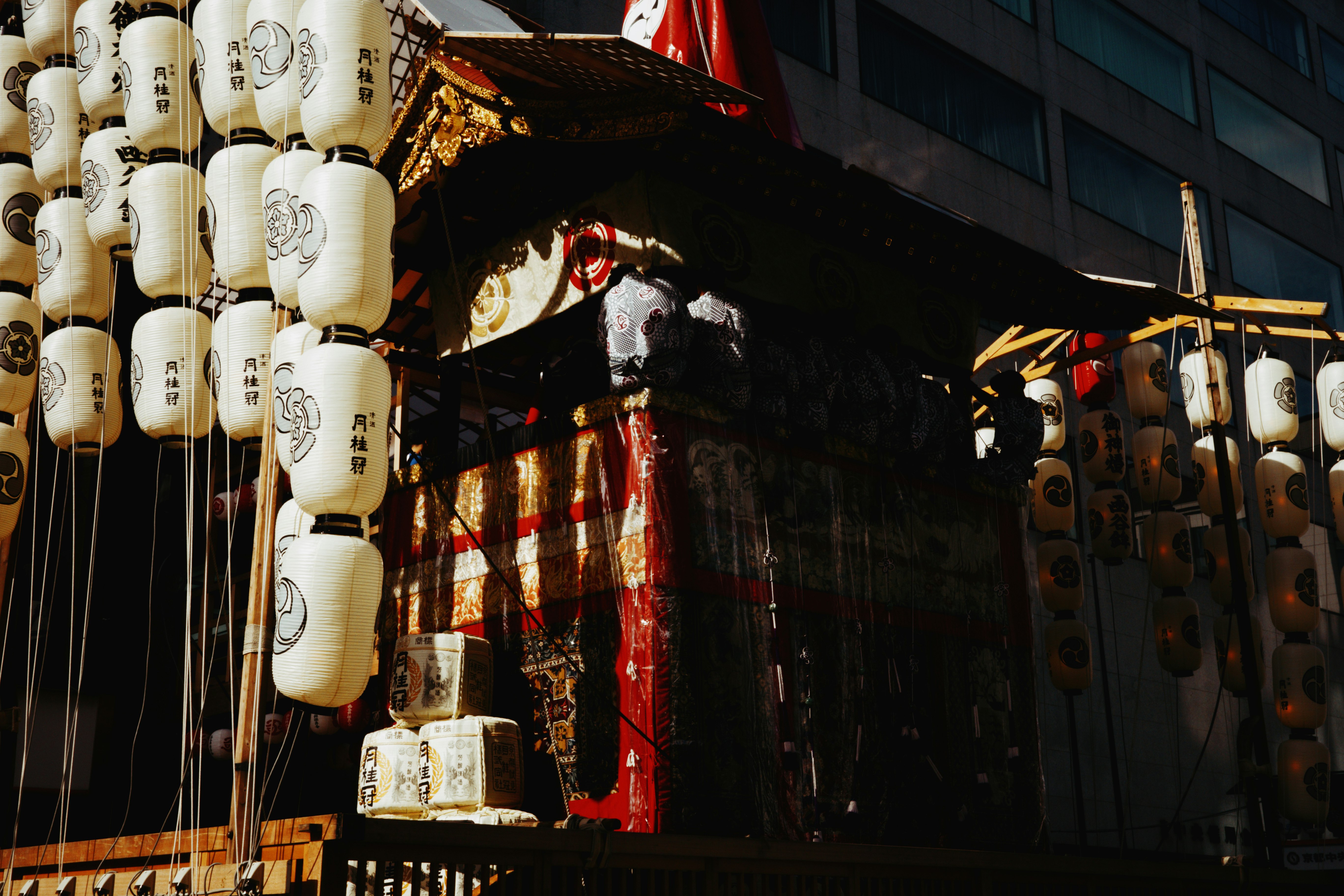 insegne e tettoia a Kyoto con lanterne appese e ombrelli