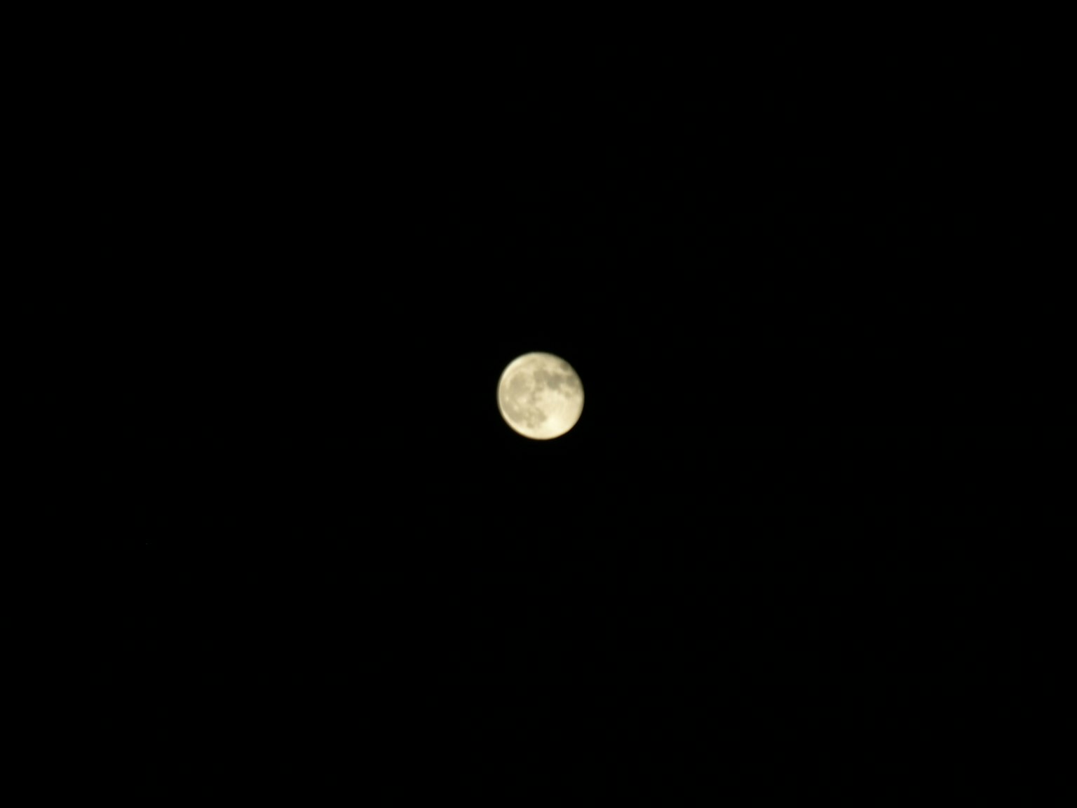 Luna llena brillante en un cielo oscuro