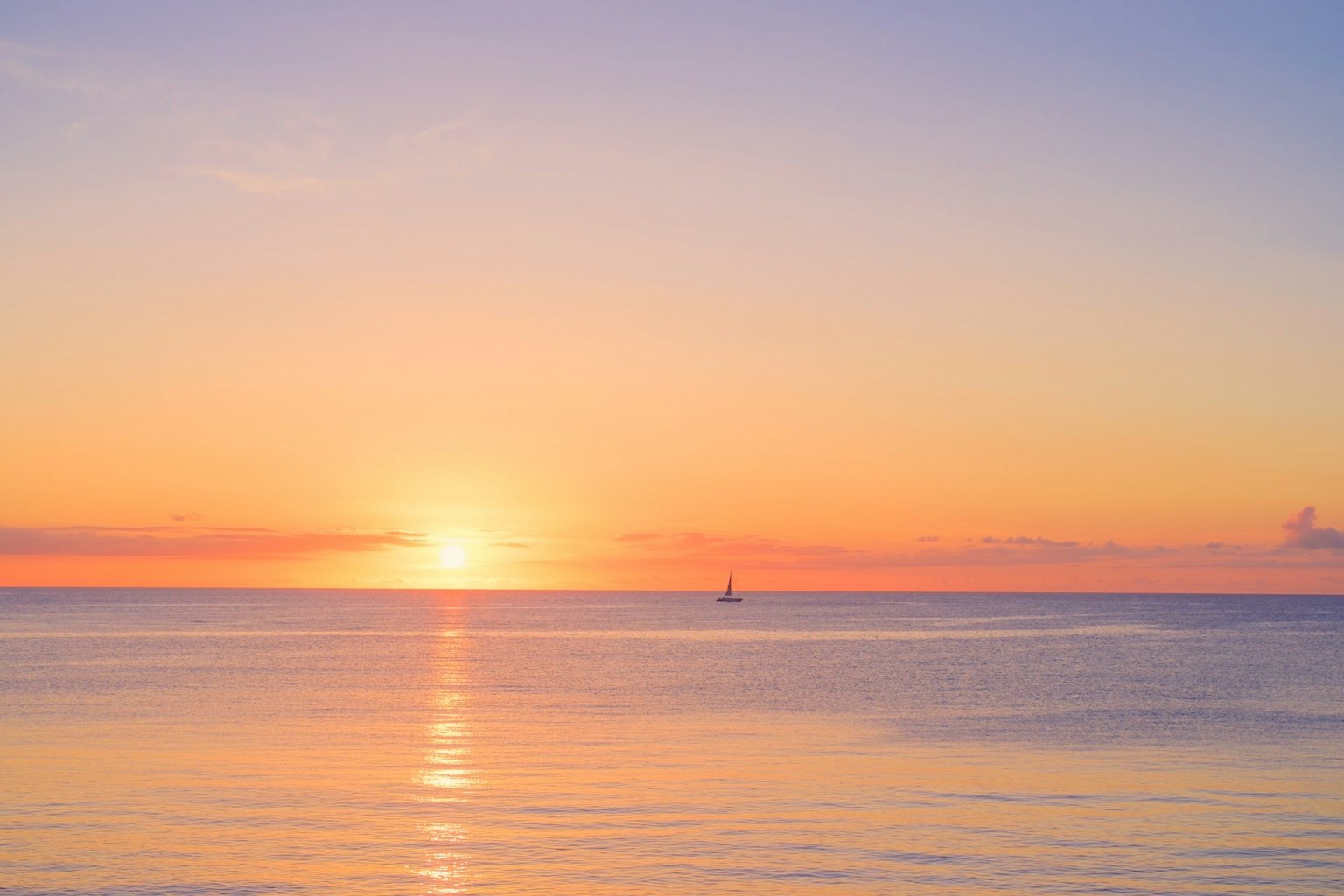 Belle vue de la mer avec le coucher de soleil