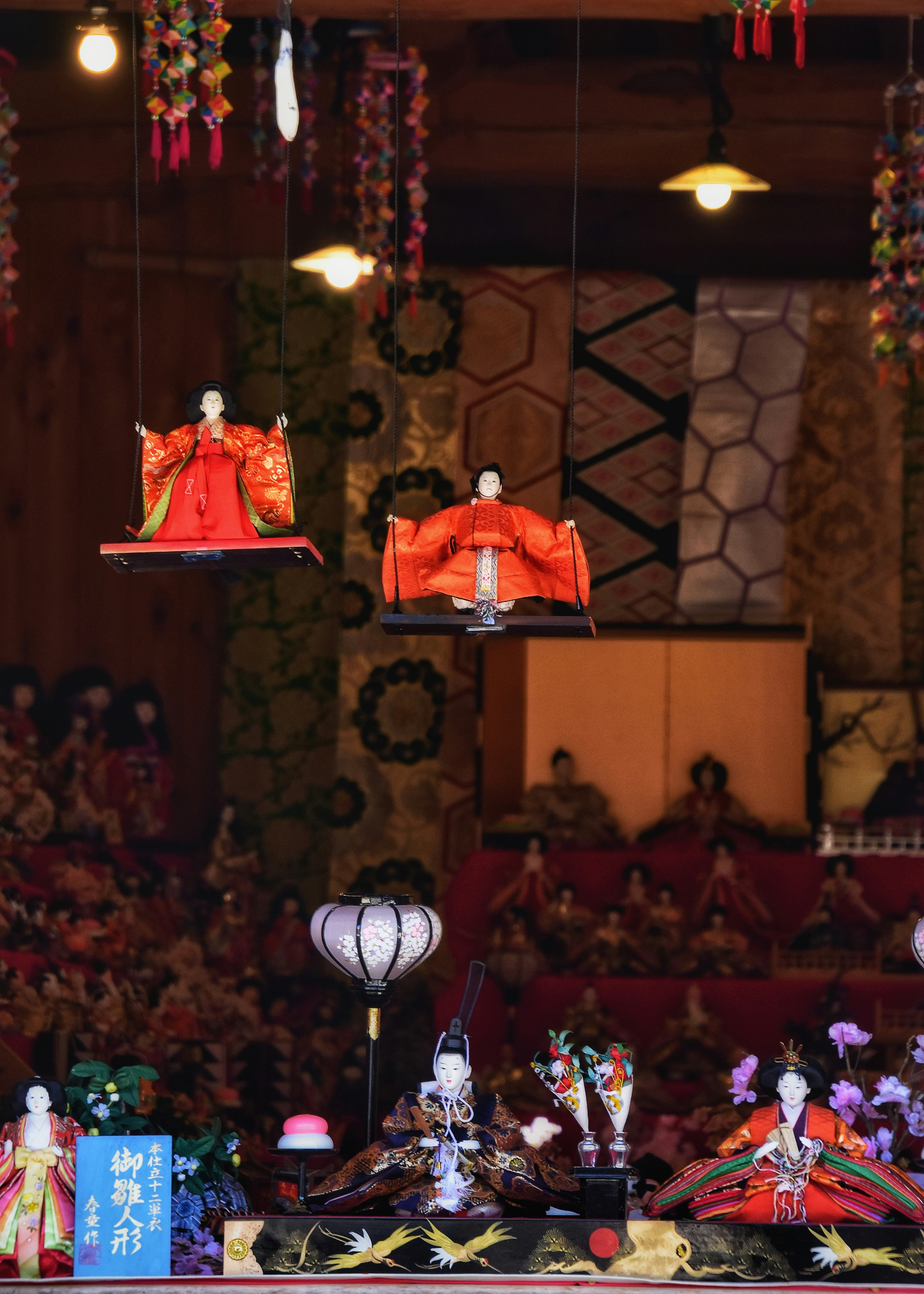 ひな祭りの飾り付けが施された室内の様子 ひな人形や色とりどりの装飾が見える