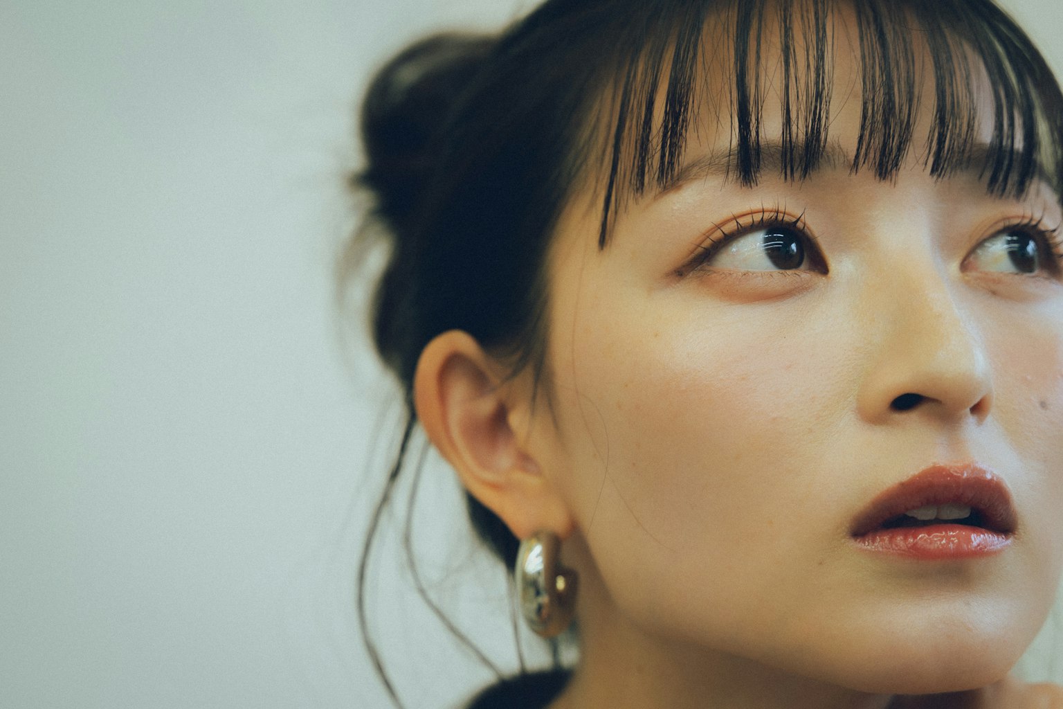 女性側臉特寫，神情若有所思