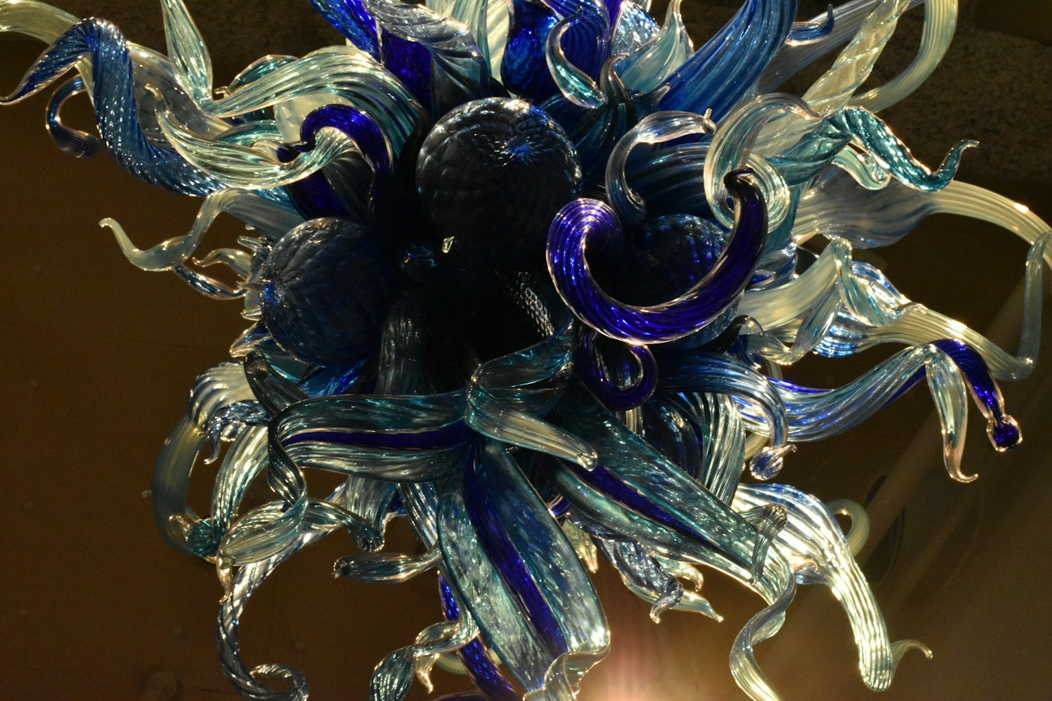 Conception complexe de lustre en verre bleu et transparent
