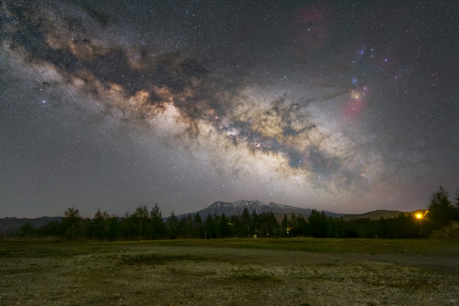 Vue impressionnante de la galaxie de la Voie lactée sur des montagnes en silhouette la nuit