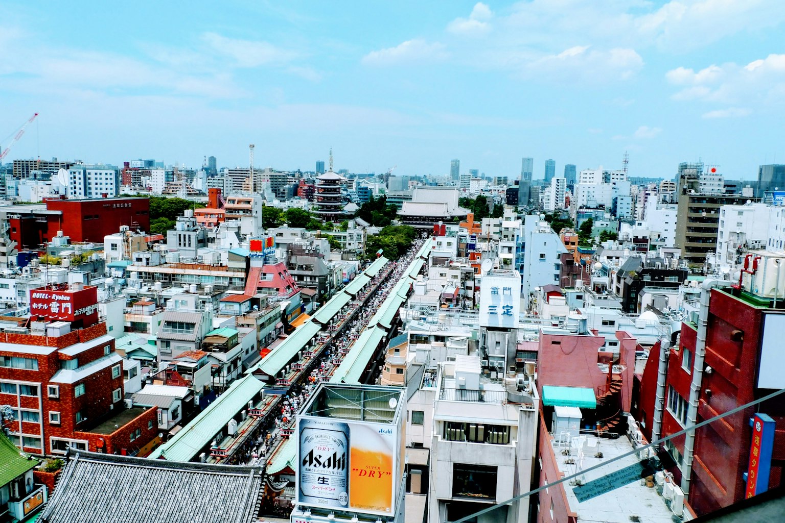มุมมองทางอากาศของภูมิทัศน์เมืองโตเกียวพร้อมพื้นที่การค้า