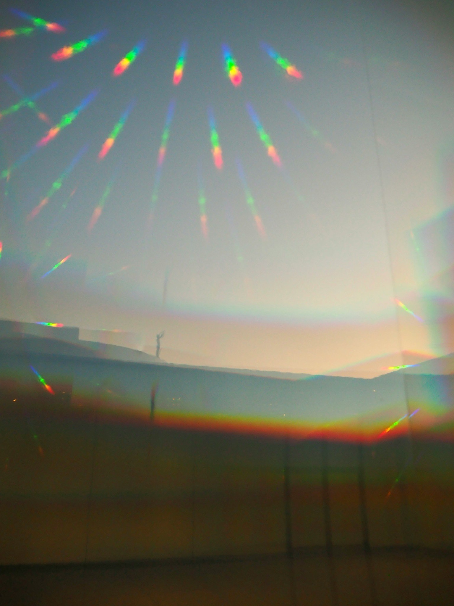 Una foto que presenta un espectro de reflejos de luz de colores arcoíris