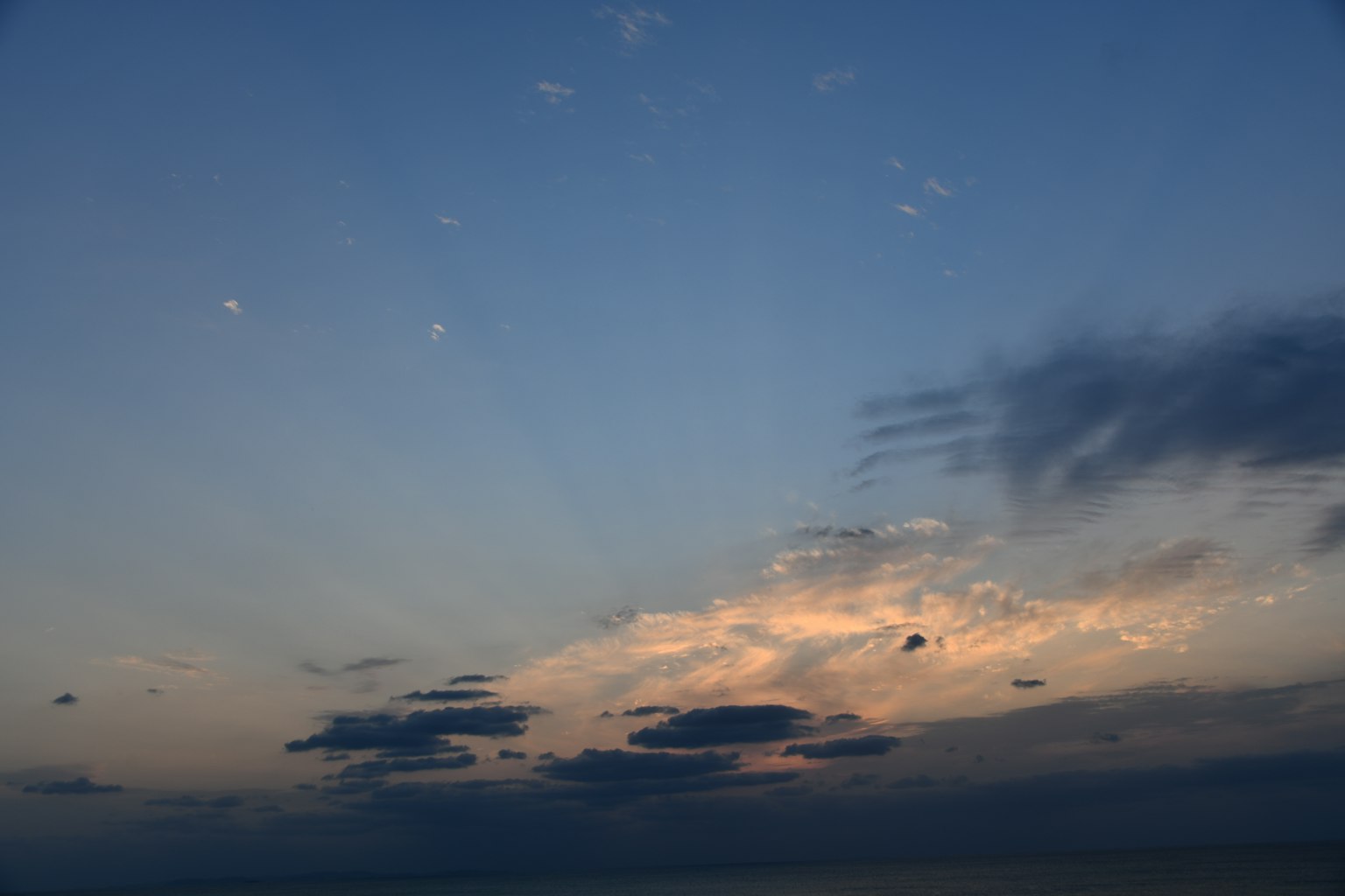 Cielo al crepuscolo con nuvole e tonalità di blu