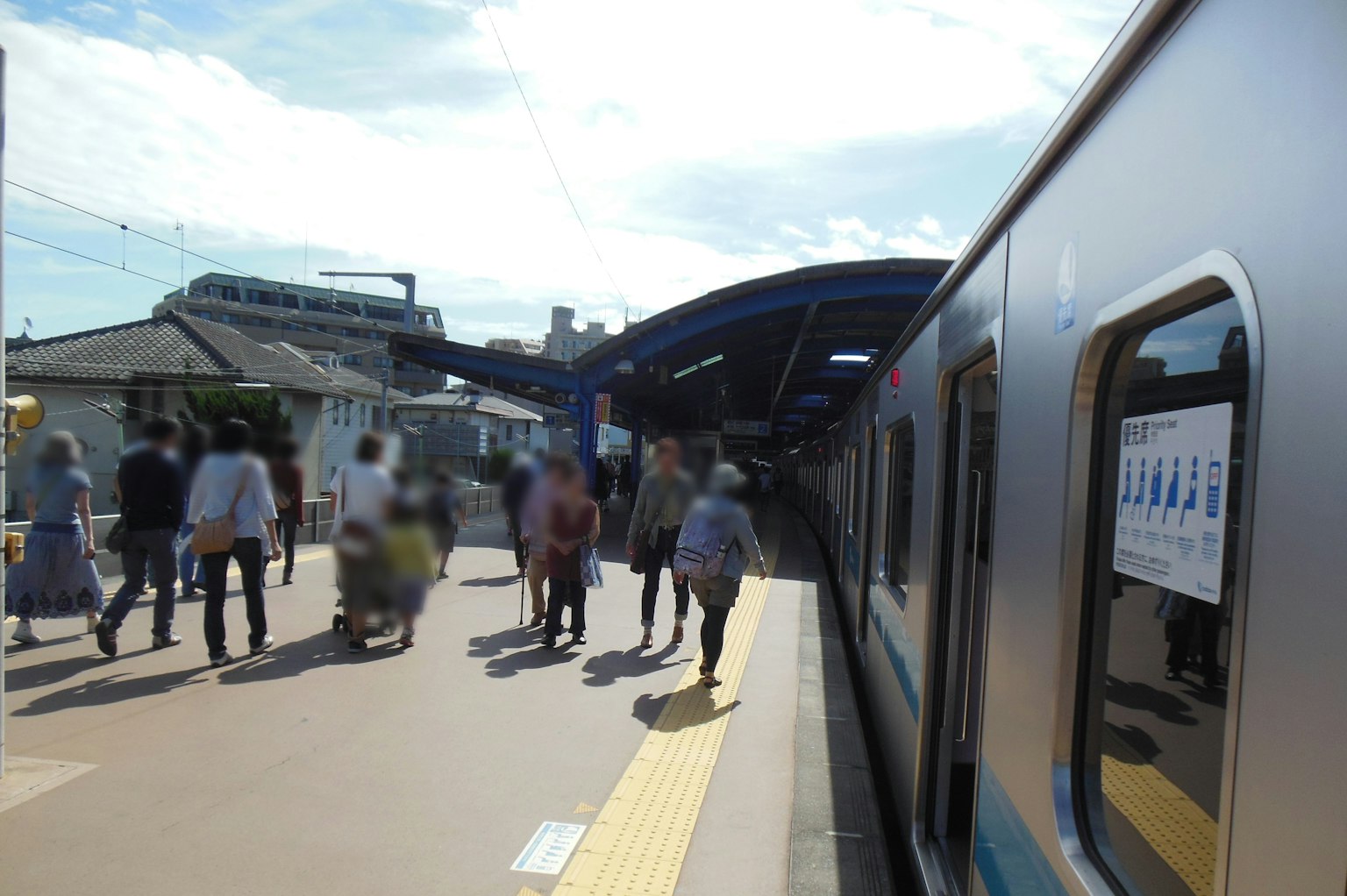 Pasajeros desembarcando en una estación de tren con el exterior de un tren