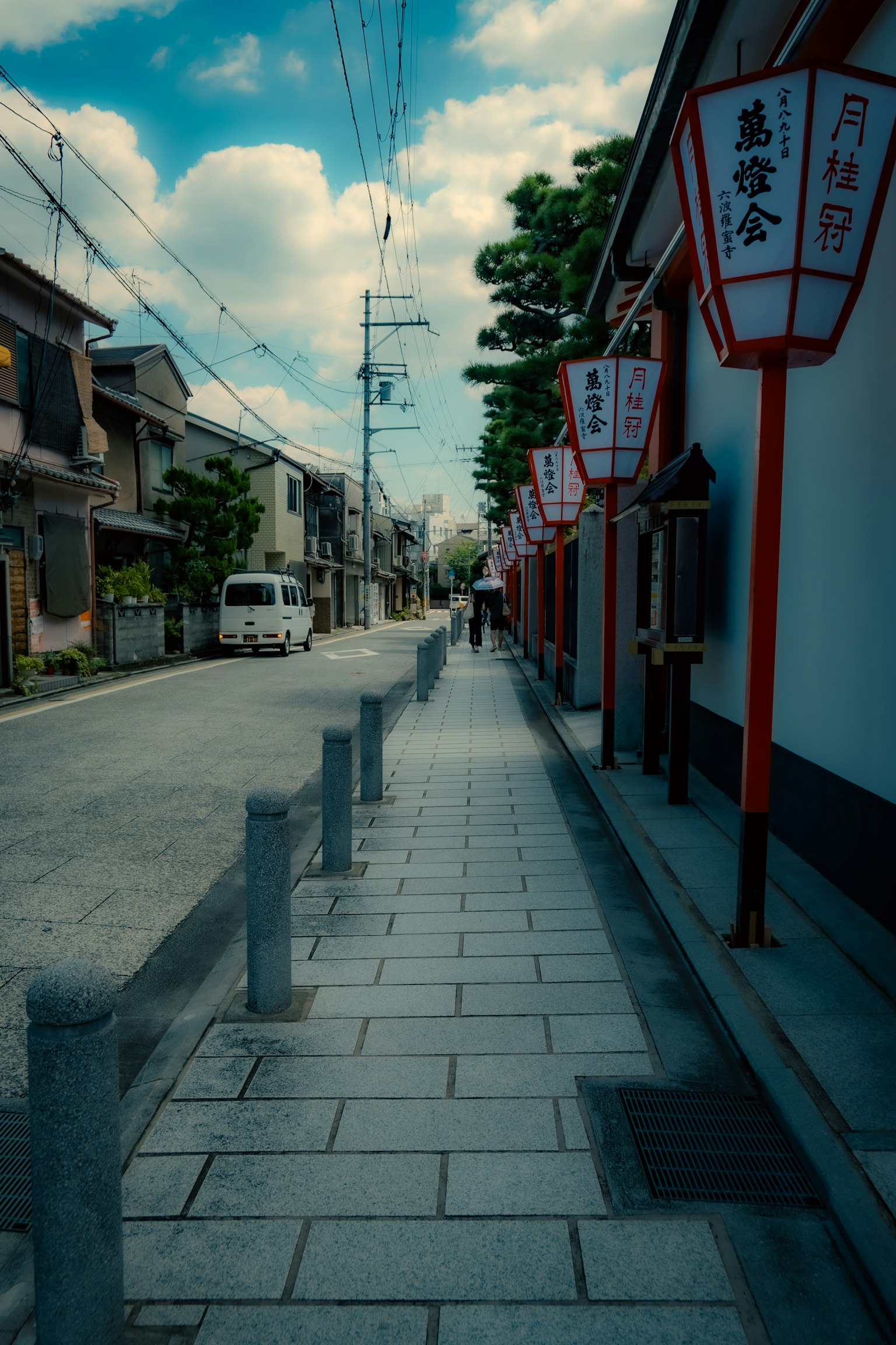 Jalan tenang dengan lentera dan bangunan tradisional