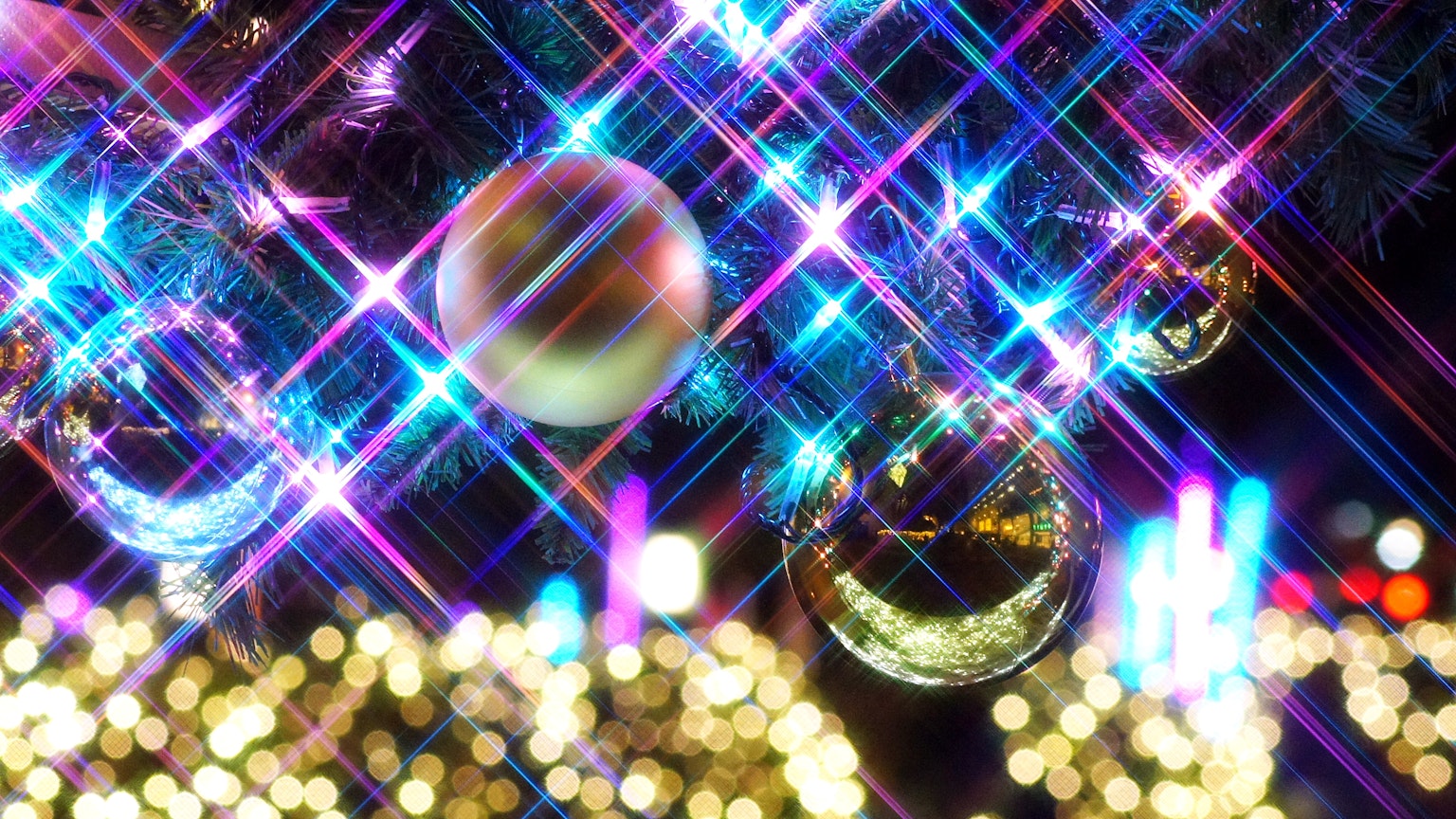 閃閃發光的聖誕裝飾品和背景中的彩色燈光