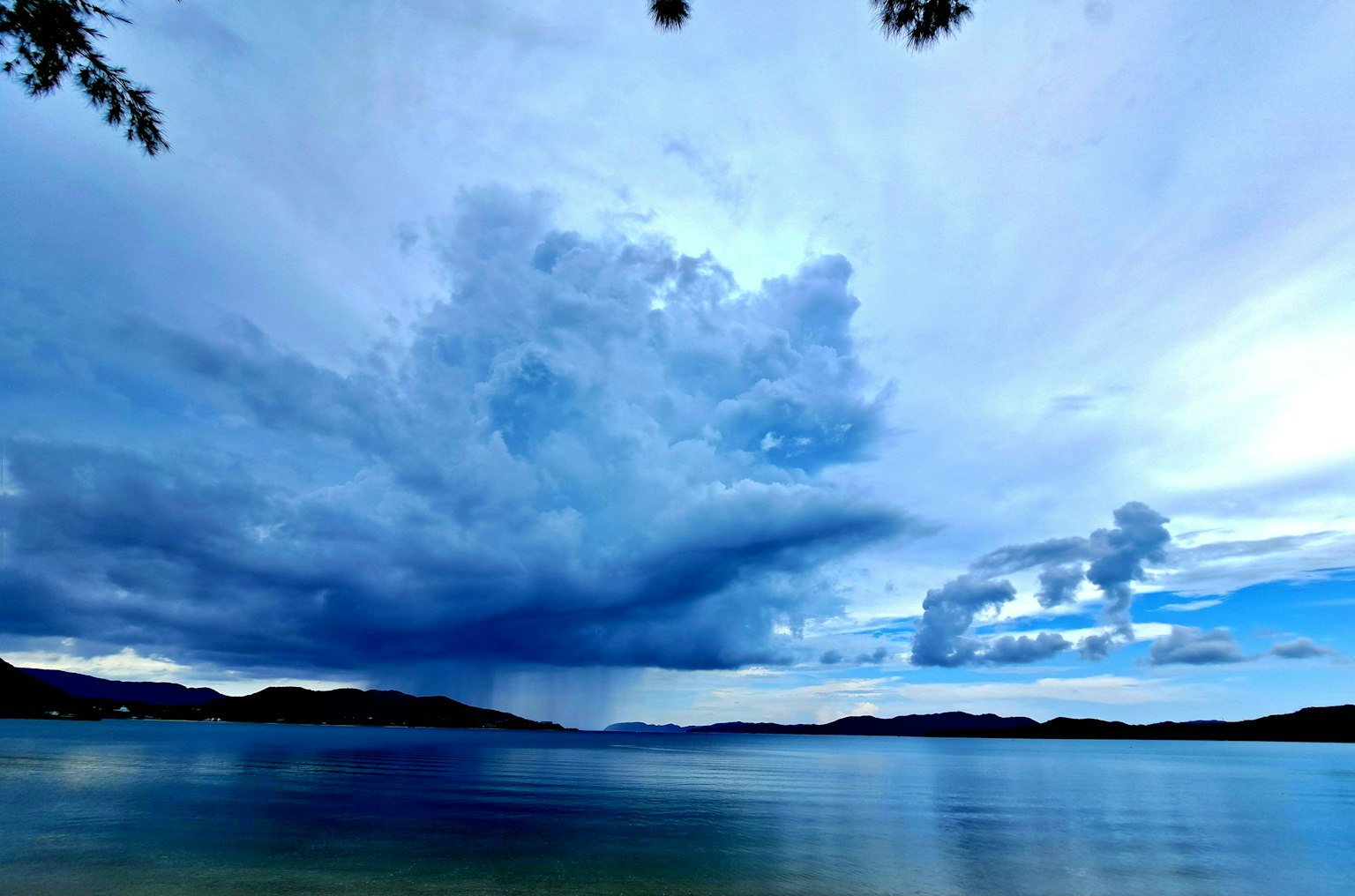 湖泊在戲劇性的藍天和雲朵下的風景