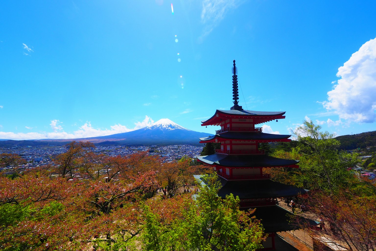 Pagoda merah lima lantai dengan latar belakang Gunung Fuji dan langit biru
