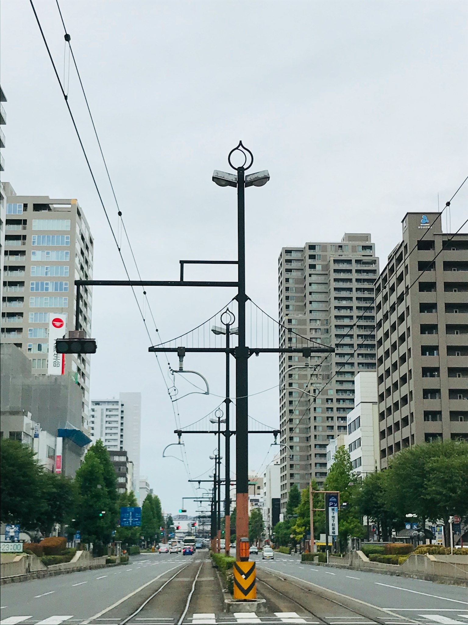 城市街道與電車軌道和高樓大廈