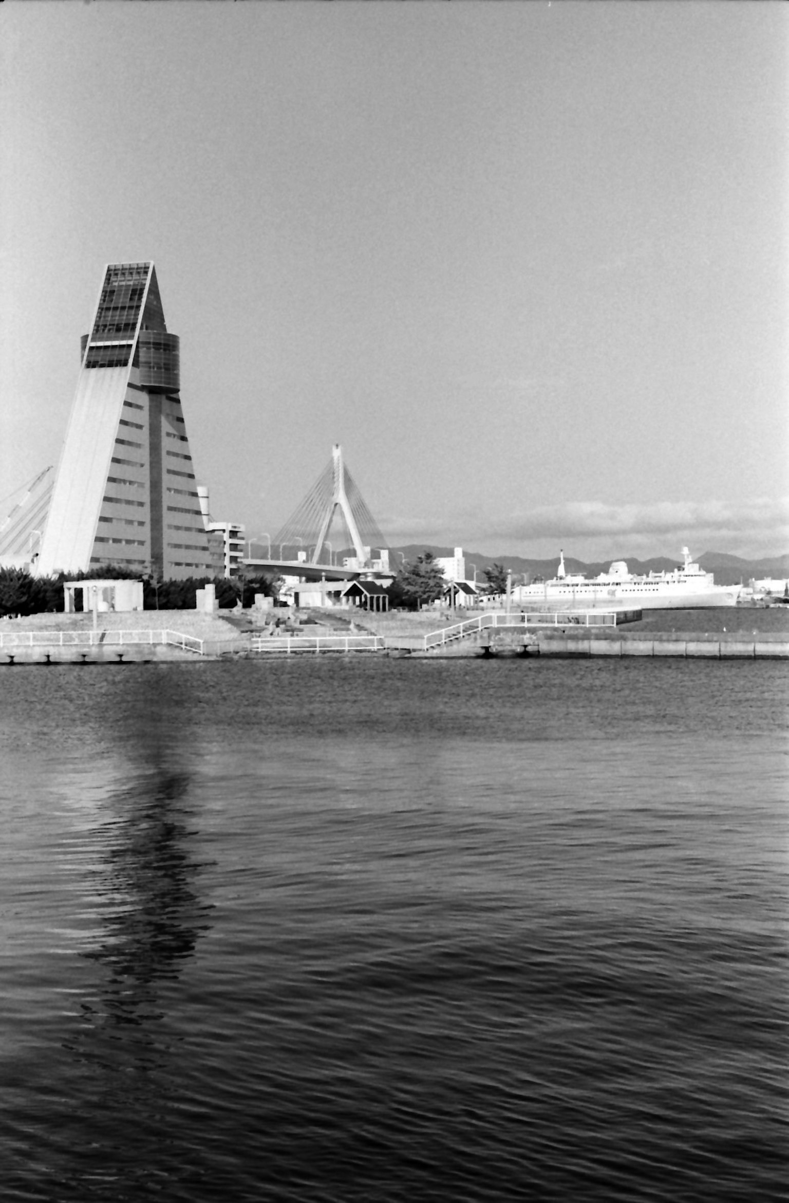 Bâtiment moderne se reflétant dans l'eau avec le paysage environnant