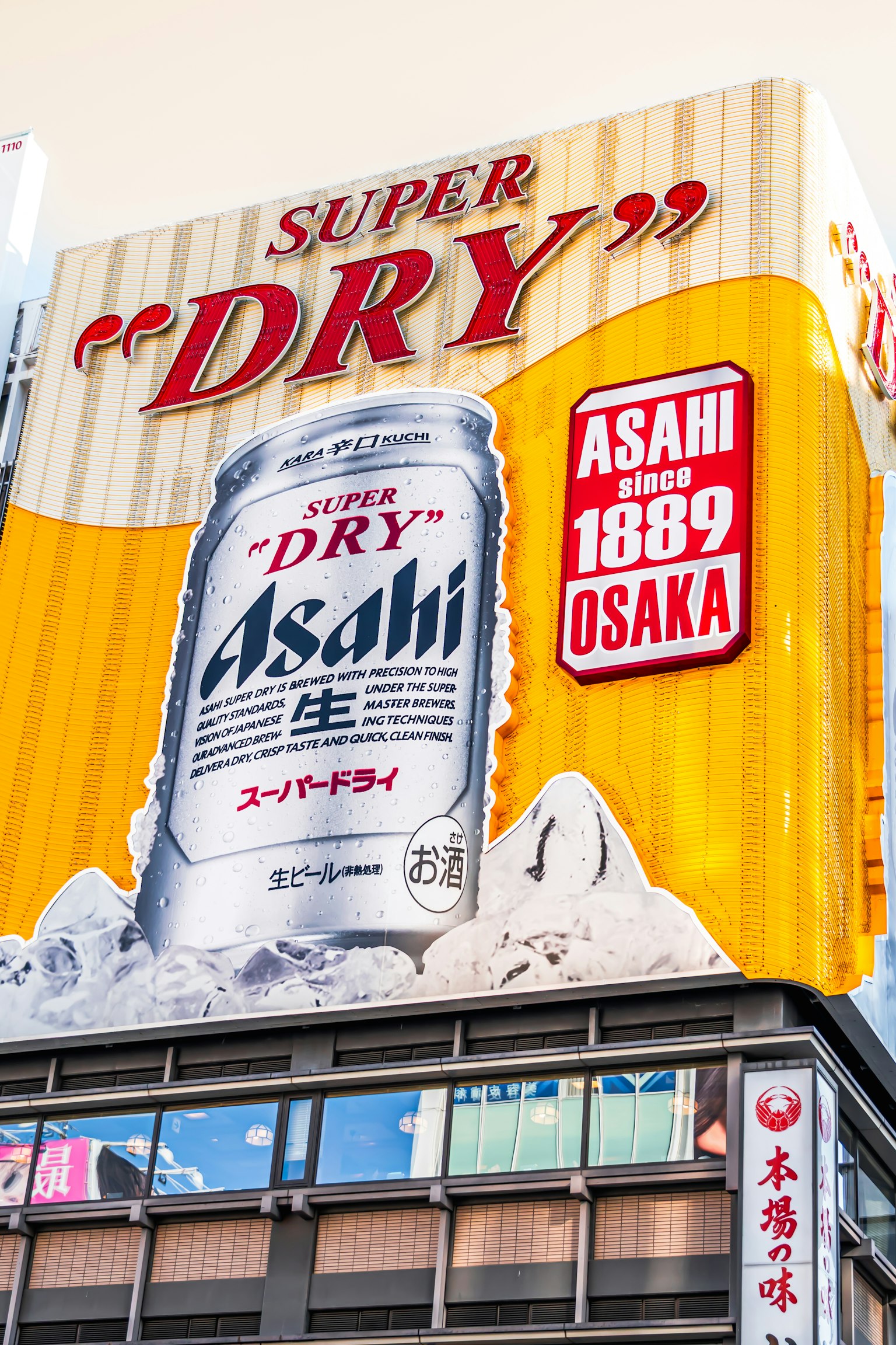 Grand panneau d'Asahi Super Dry dans la ville d'Osaka