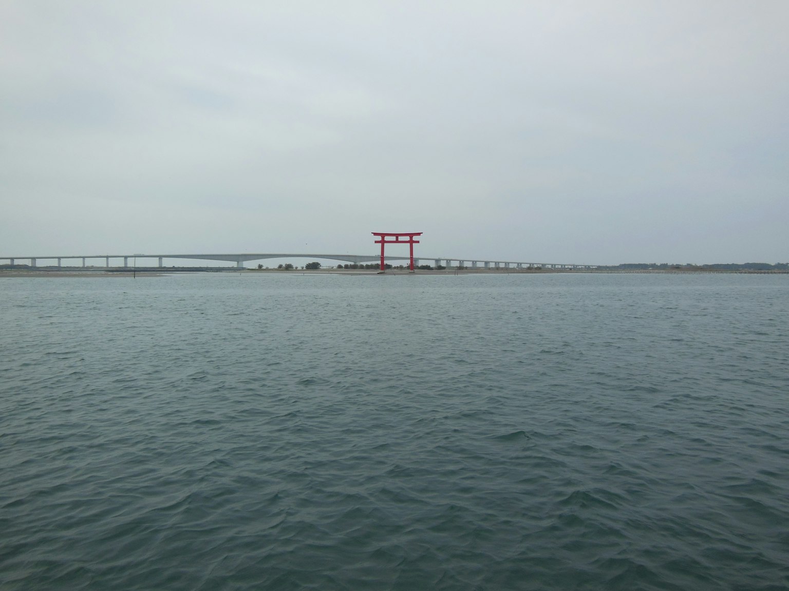水面上红色鸟居的风景