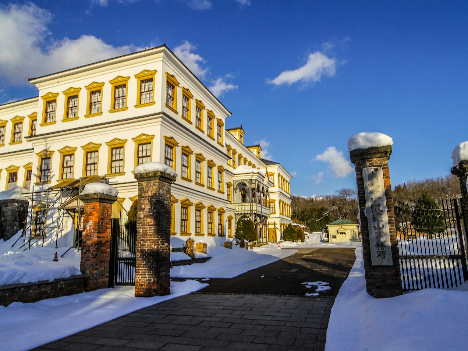 Bâtiment magnifique recouvert de neige avec un ciel bleu