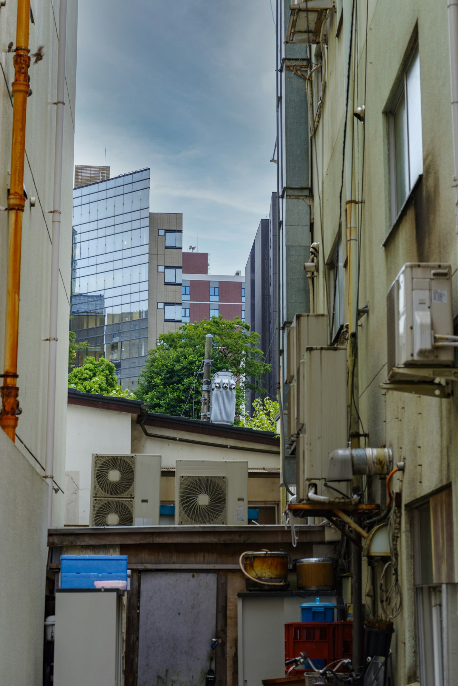 Callejón urbano que muestra edificios y estructuras altas