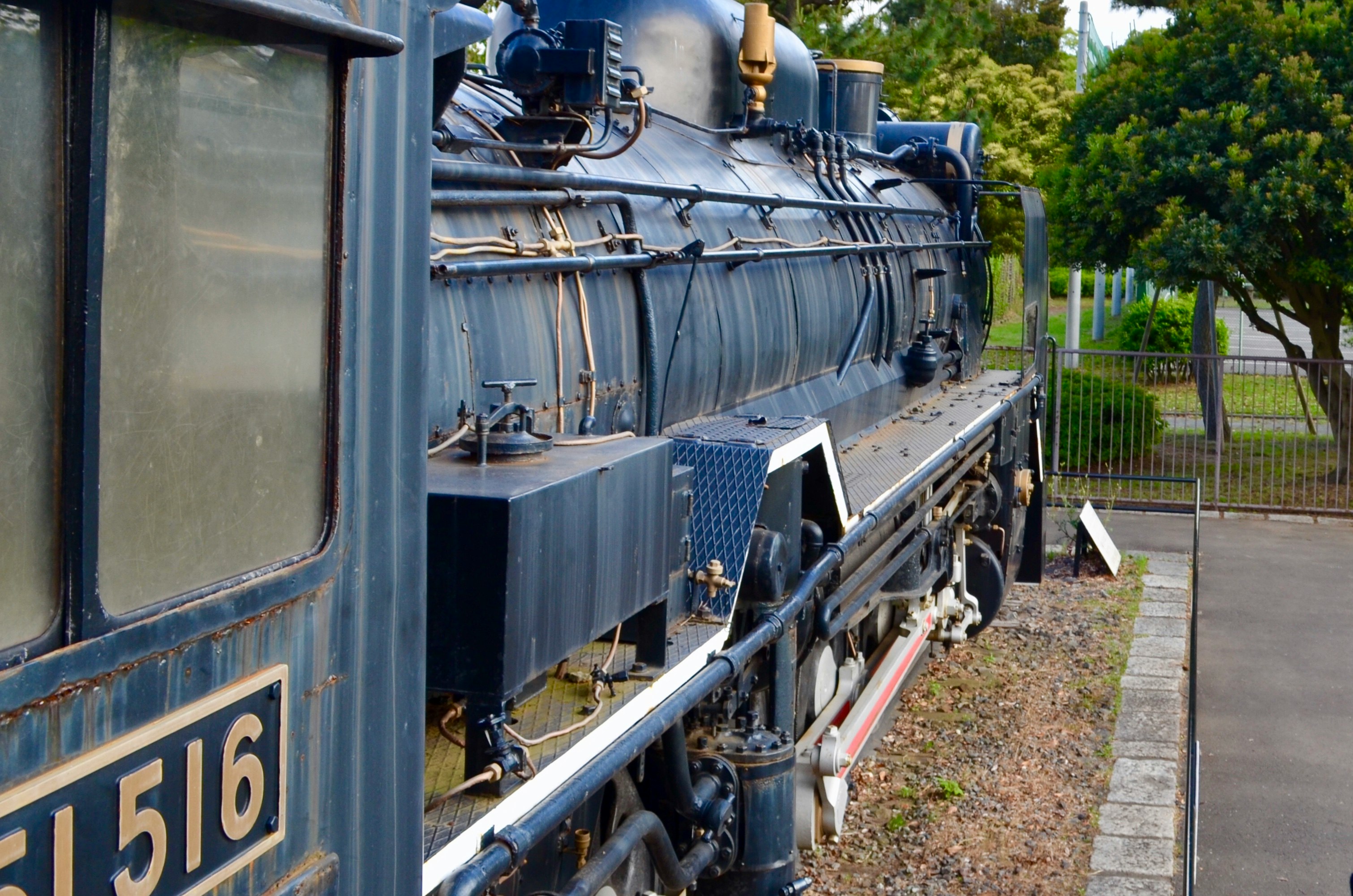 vista laterale di una locomotiva a vapore allineata lungo i binari