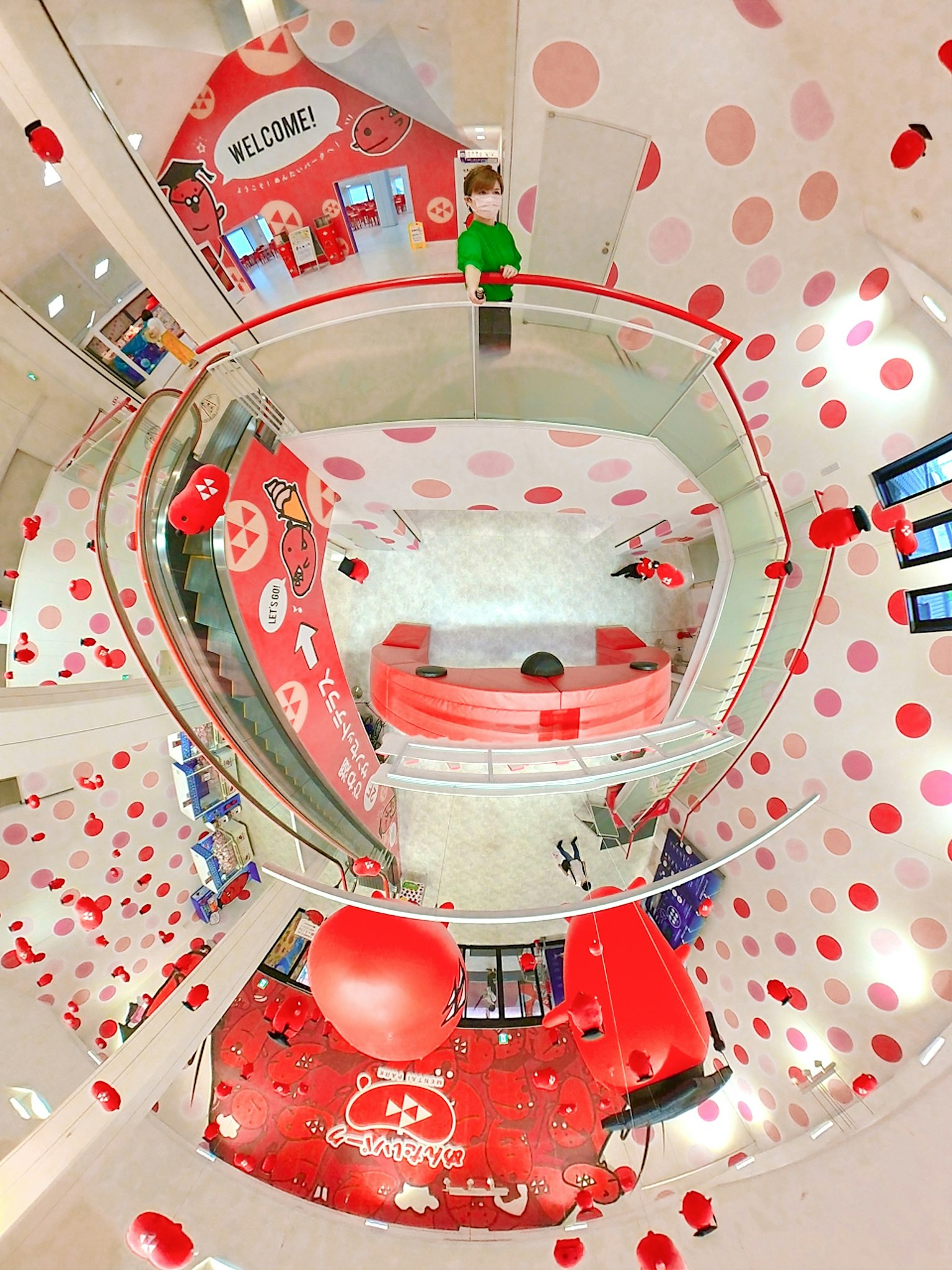 ภายในร้านที่มีสีสันตกแต่งด้วยจุดสีแดงและลูกโป่ง