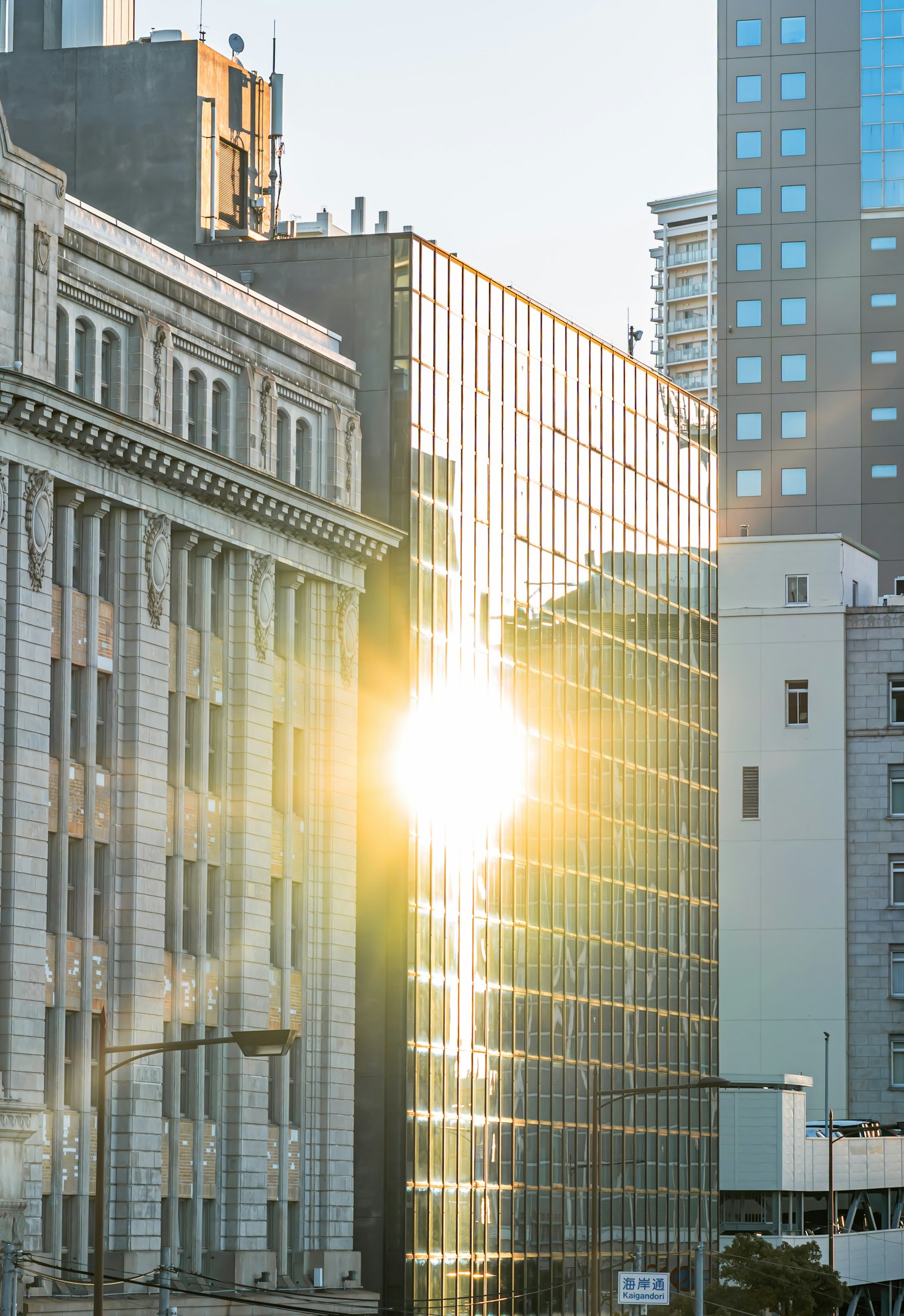 Riflesso della luce solare su un moderno edificio in vetro tra architettura classica in un contesto urbano