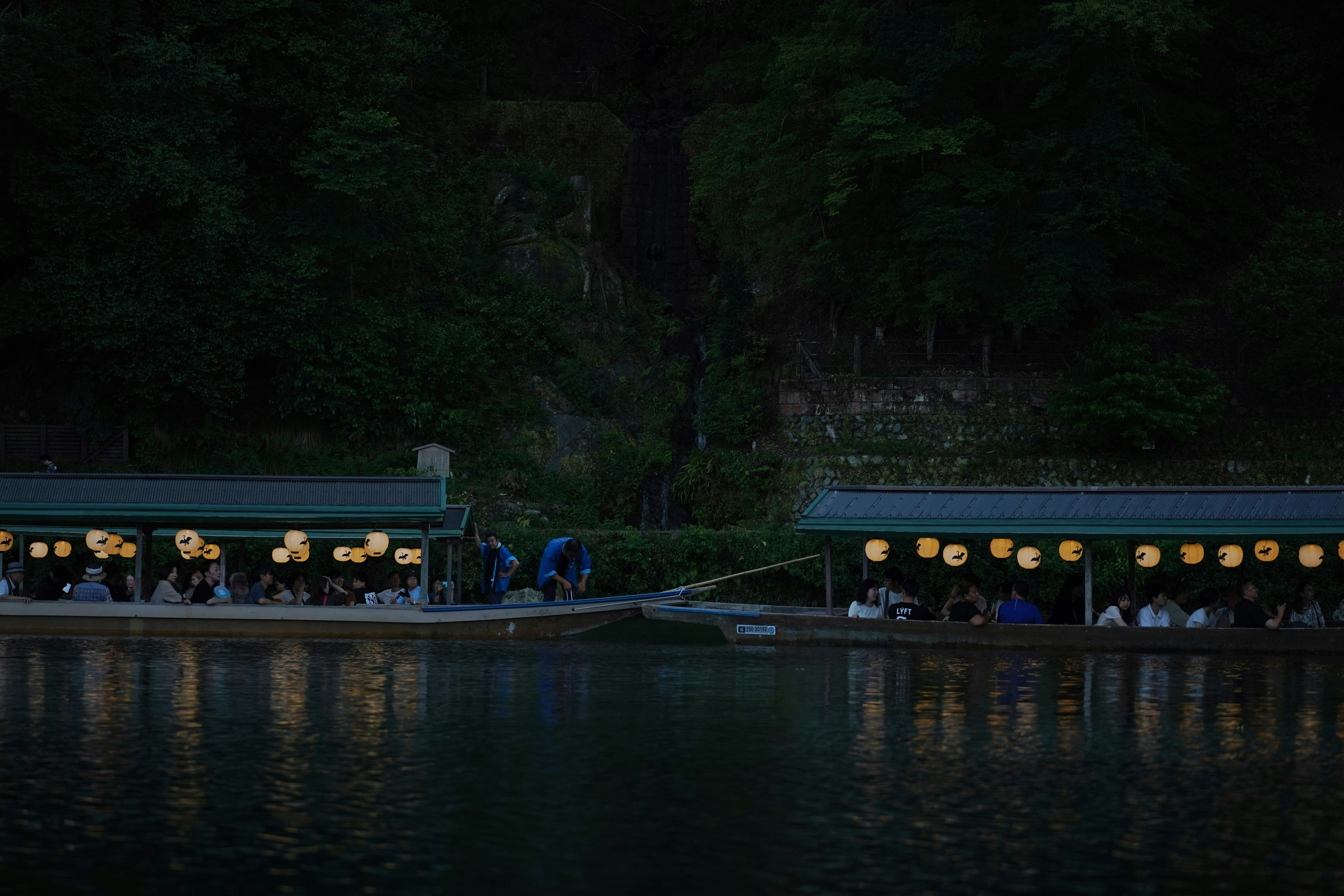 嵐山鵜飼の戸無瀬の滝を眺める川辺の夜景