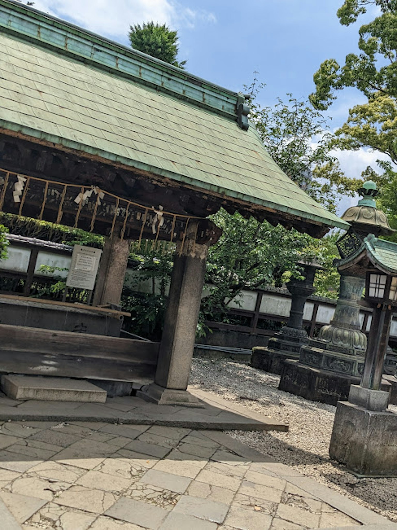 有绿色屋顶的神社建筑，周围环绕着自然