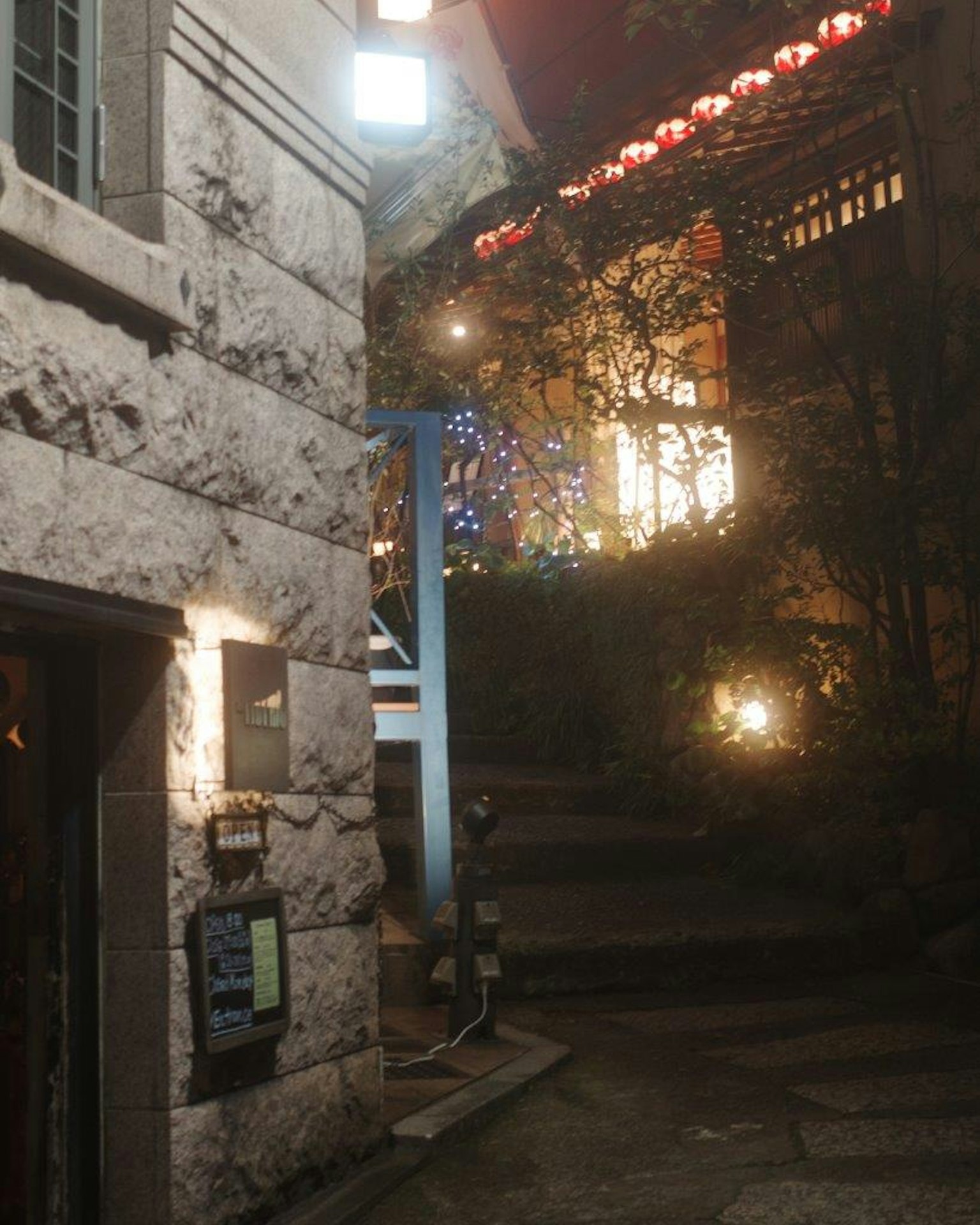 迷人的夜间街景，石头建筑和明亮的灯光