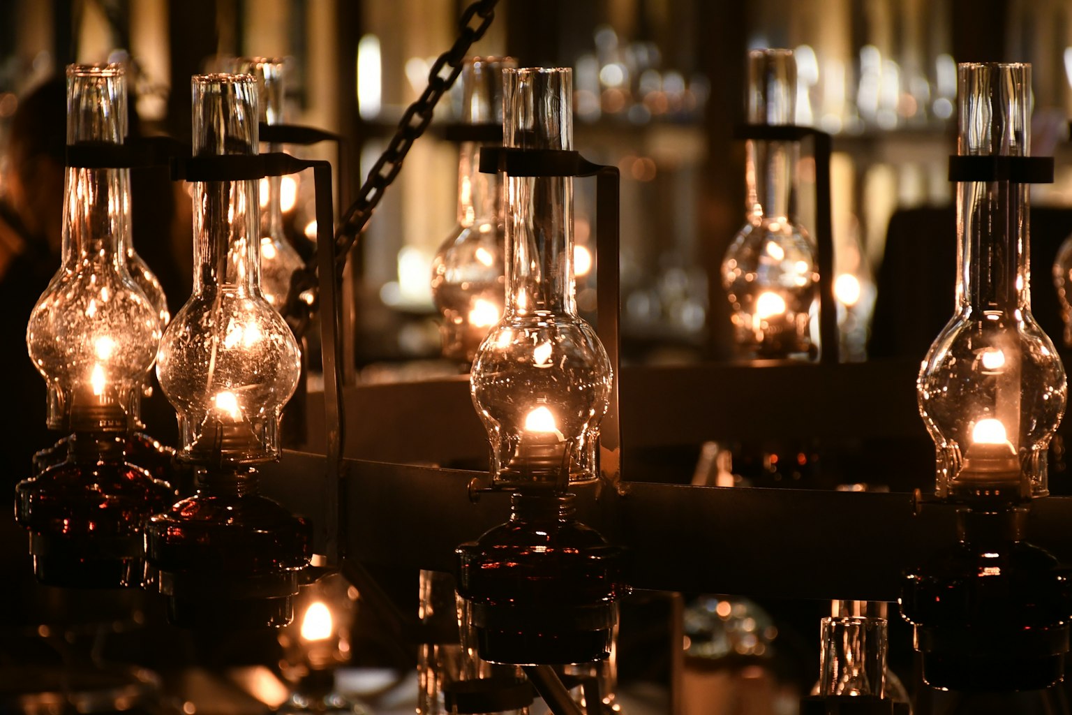 Immagine di più lampade di vetro che brillano calorosamente in un ambiente accogliente