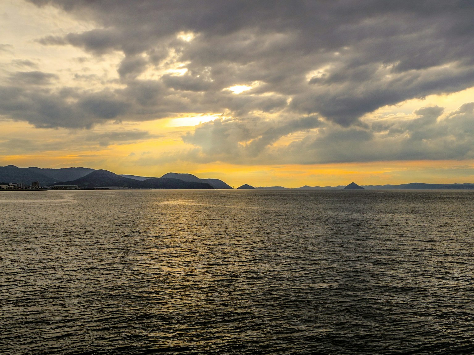 美麗的海上日落風景