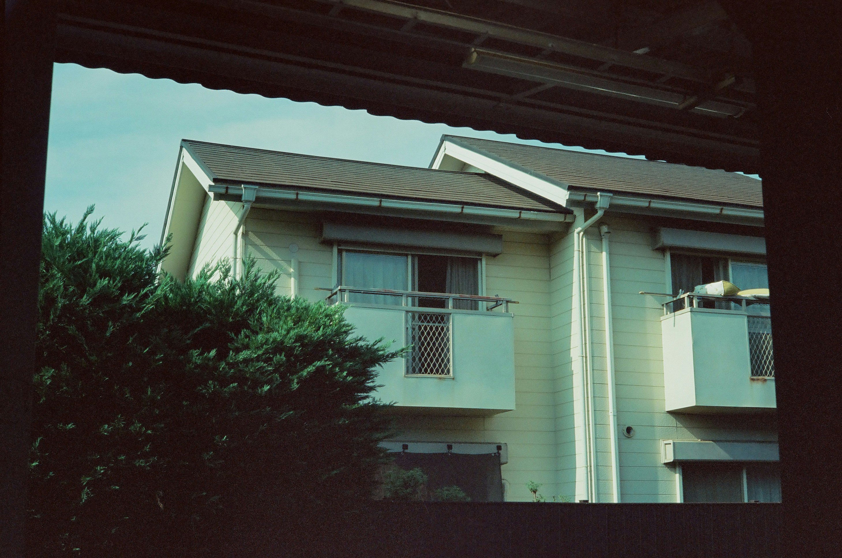 façade de maison d’inspiration estivale avec balcons