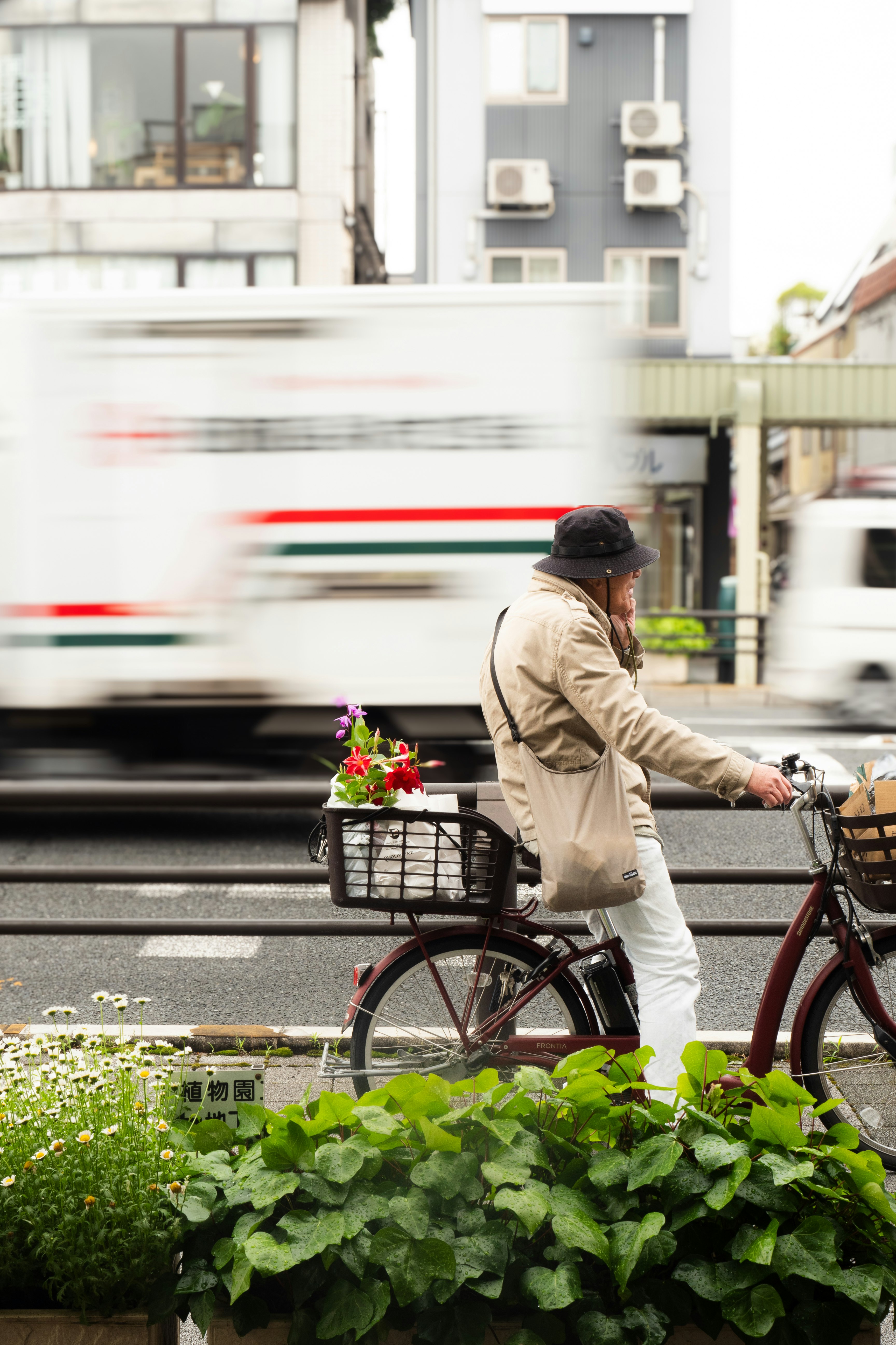 Straßenecke mit einer Person auf dem Fahrrad, die Blumen zum Muttertag transportiert