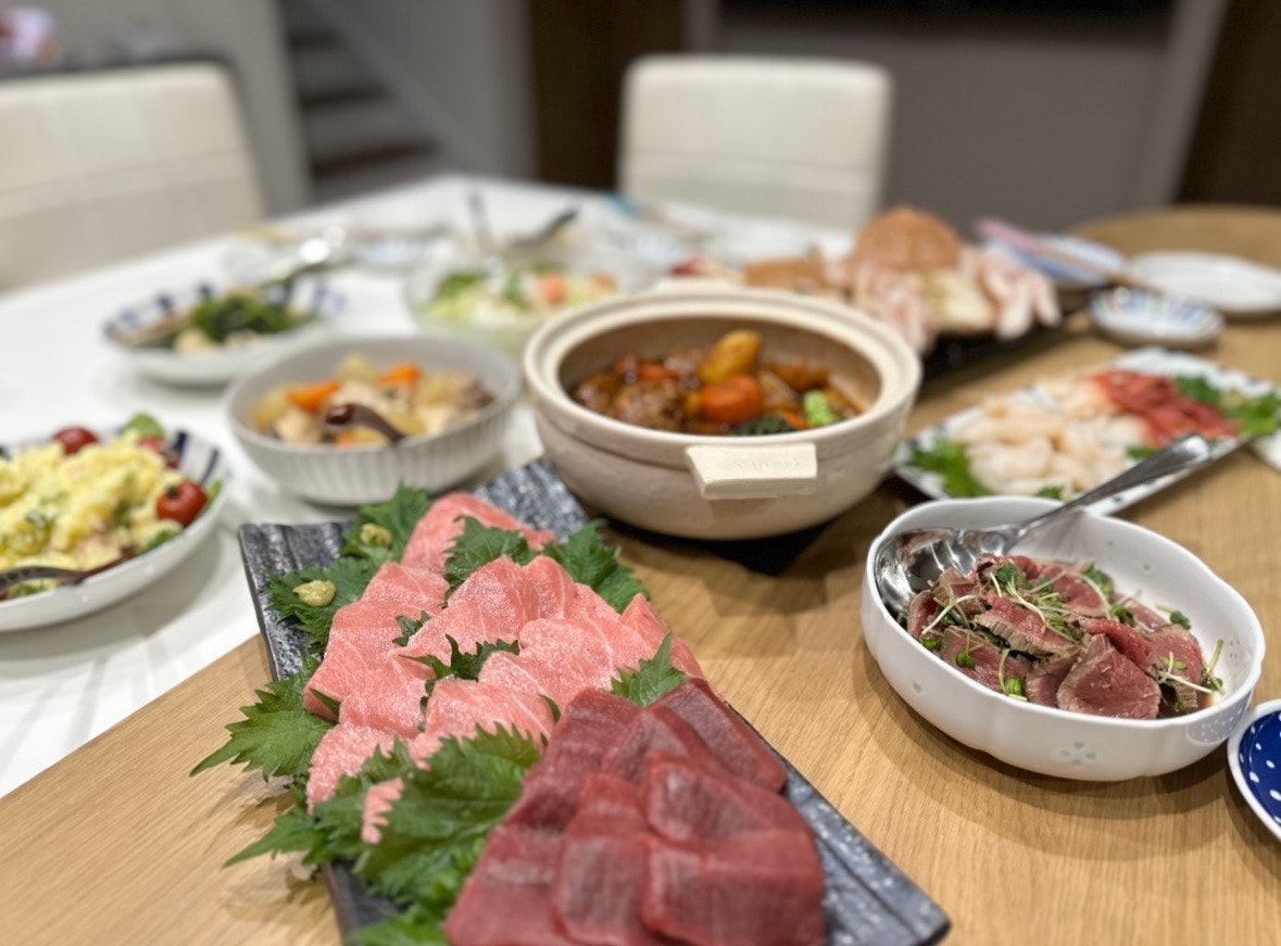テーブルに並べられた新鮮な刺身と鍋料理の盛り合わせ
