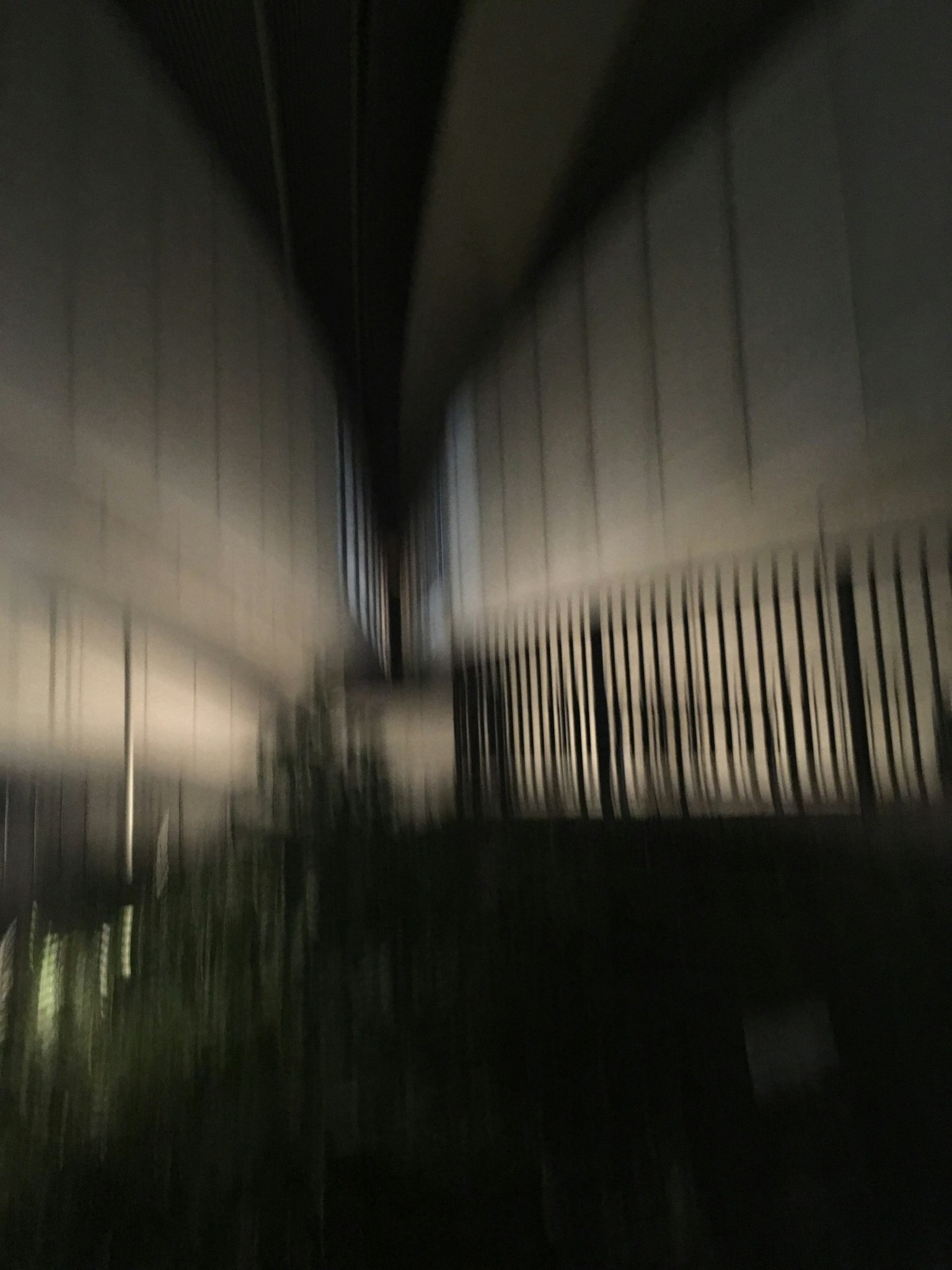 Gambar dinding tinggi dan pagar di sepanjang lorong gelap
