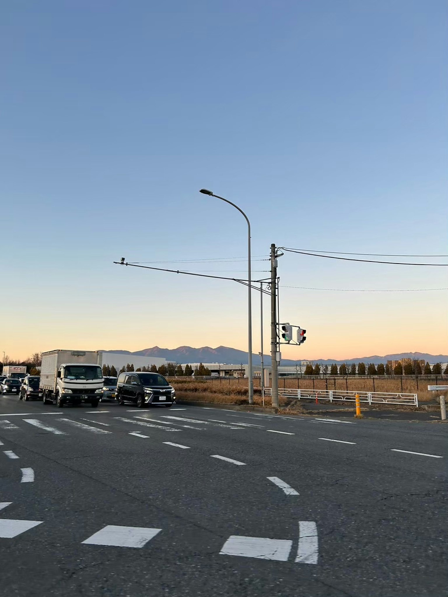 Lkw an einer Straßenkreuzung mit klarem blauen Himmel