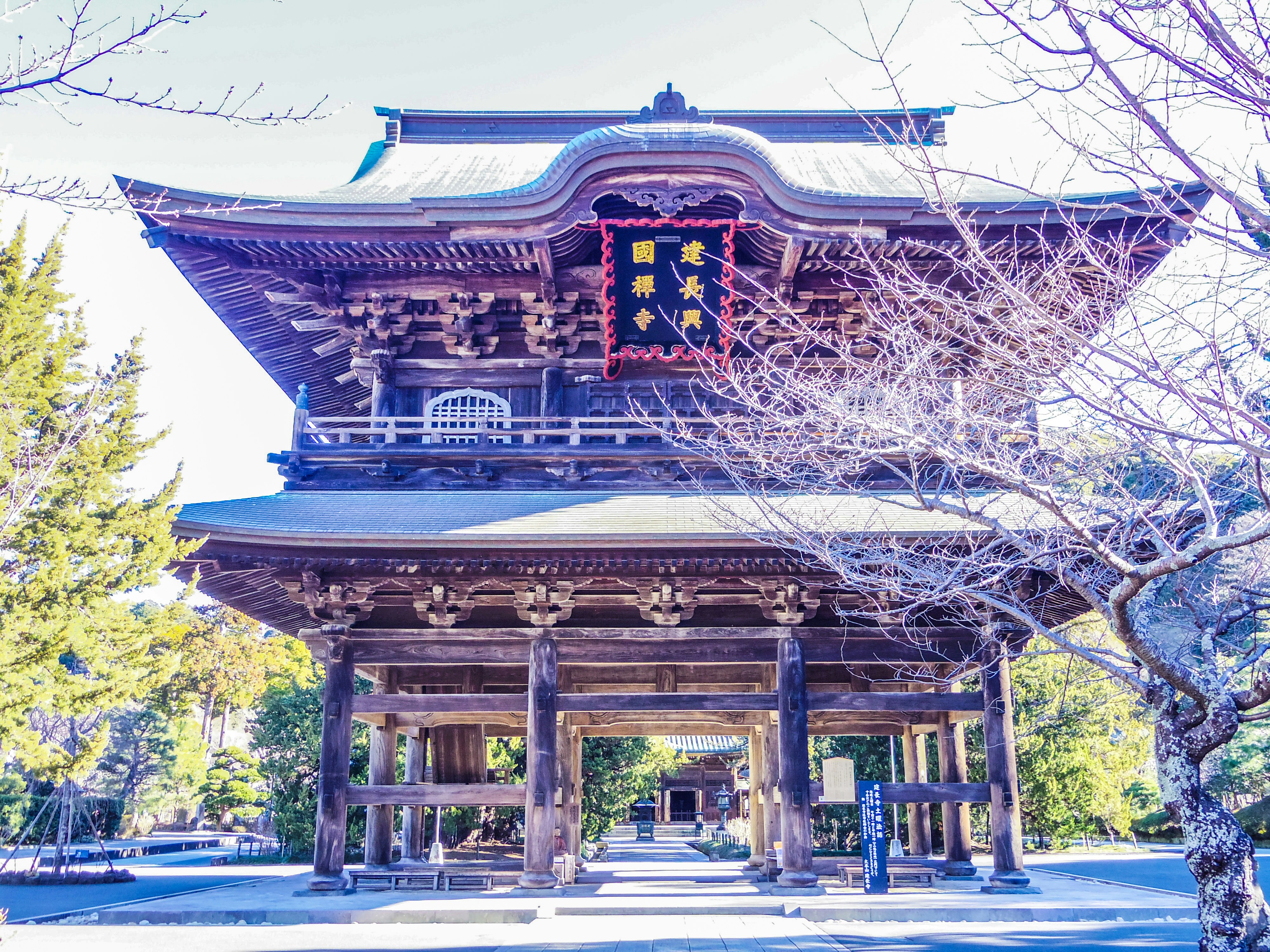 神奈川県・建長寺の山門と参道