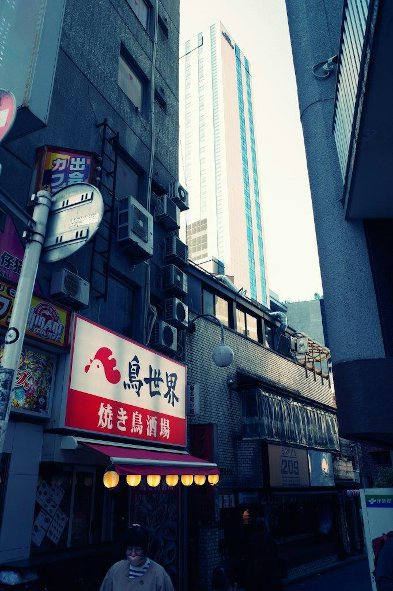 Cartel de restaurante japonés retro con un rascacielos de fondo