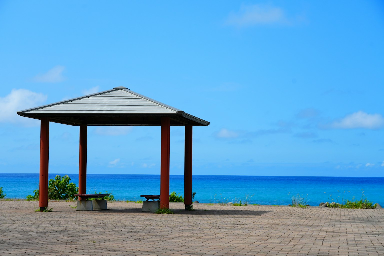 Padiglione con vista sull'oceano e cielo blu chiaro