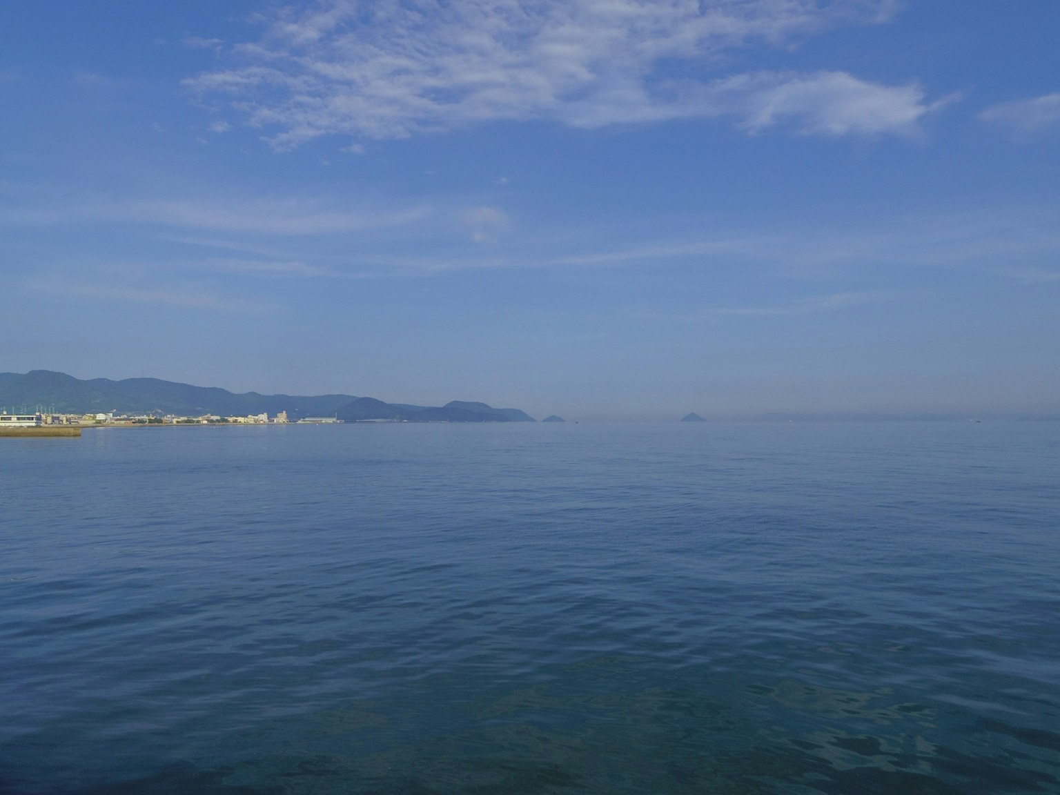 平静的海景和蓝天