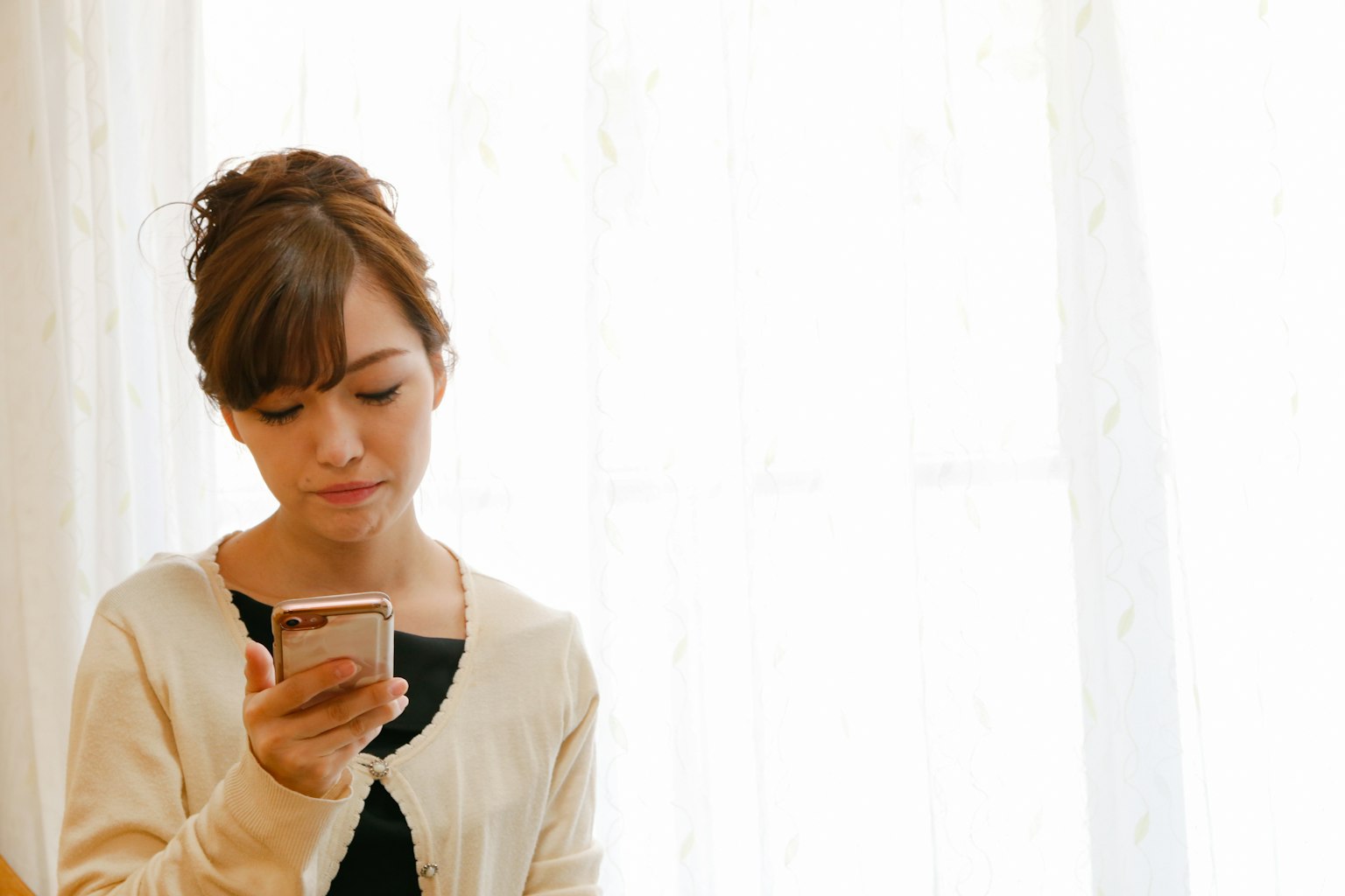 Junge Frau, die auf ihr Smartphone schaut