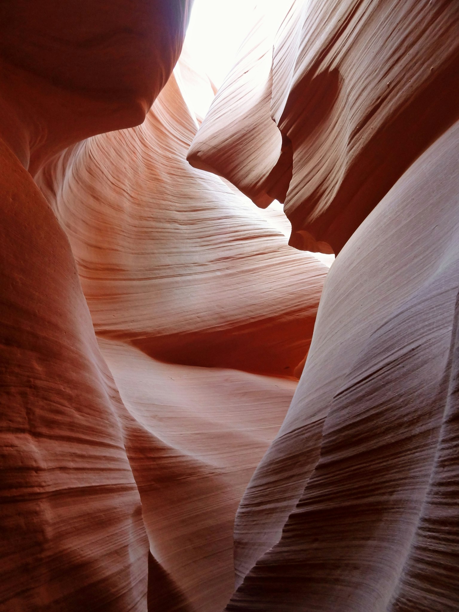 Schöne Felsformationen und sanftes Licht im Antelope Canyon