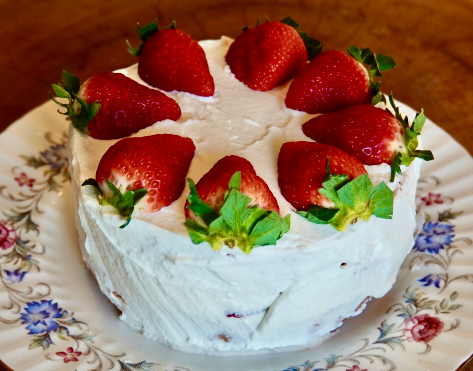 크림과 딸기로 장식된 케이크