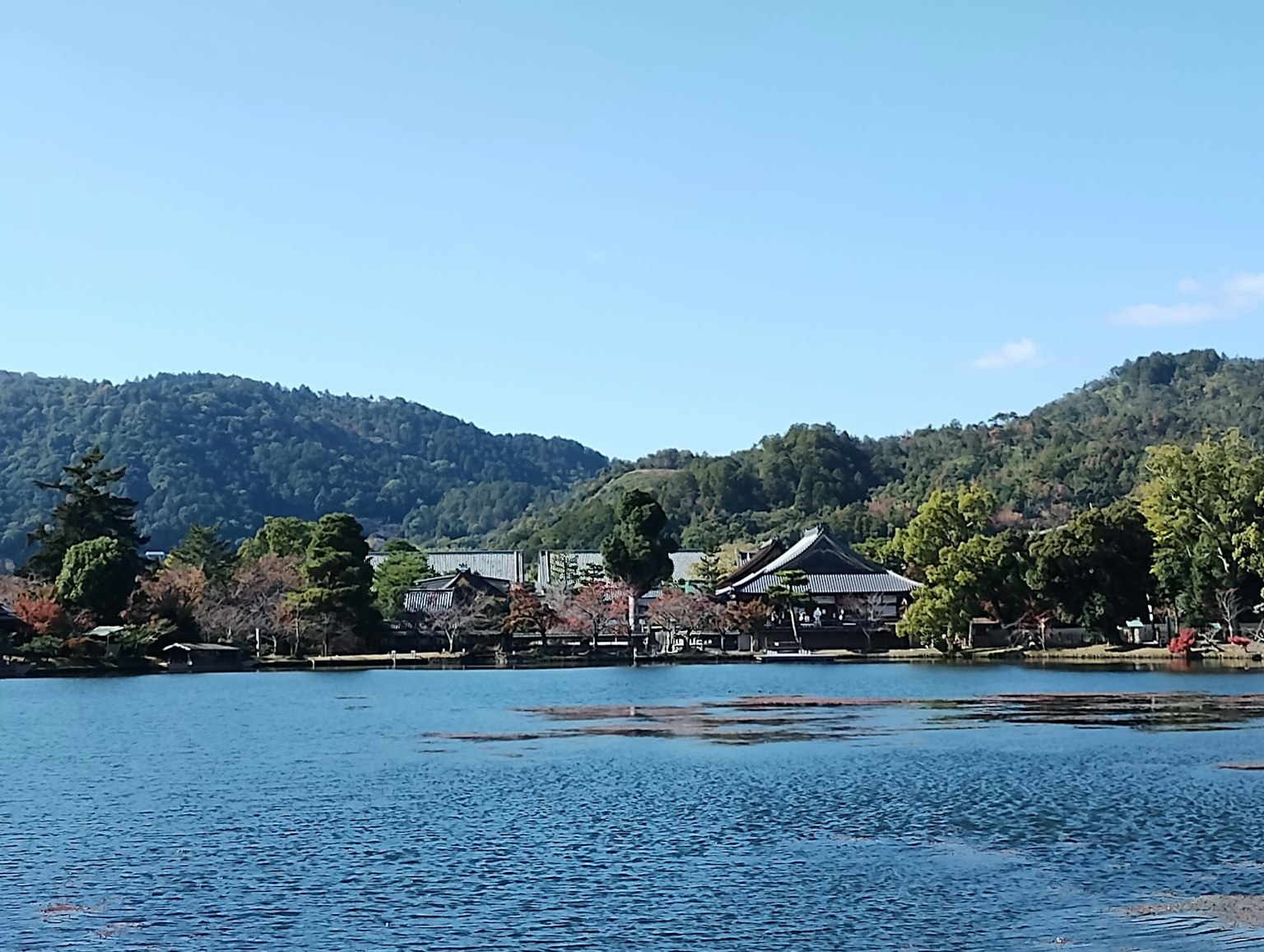 Pemandangan indah danau tenang dengan pegunungan di latar belakang