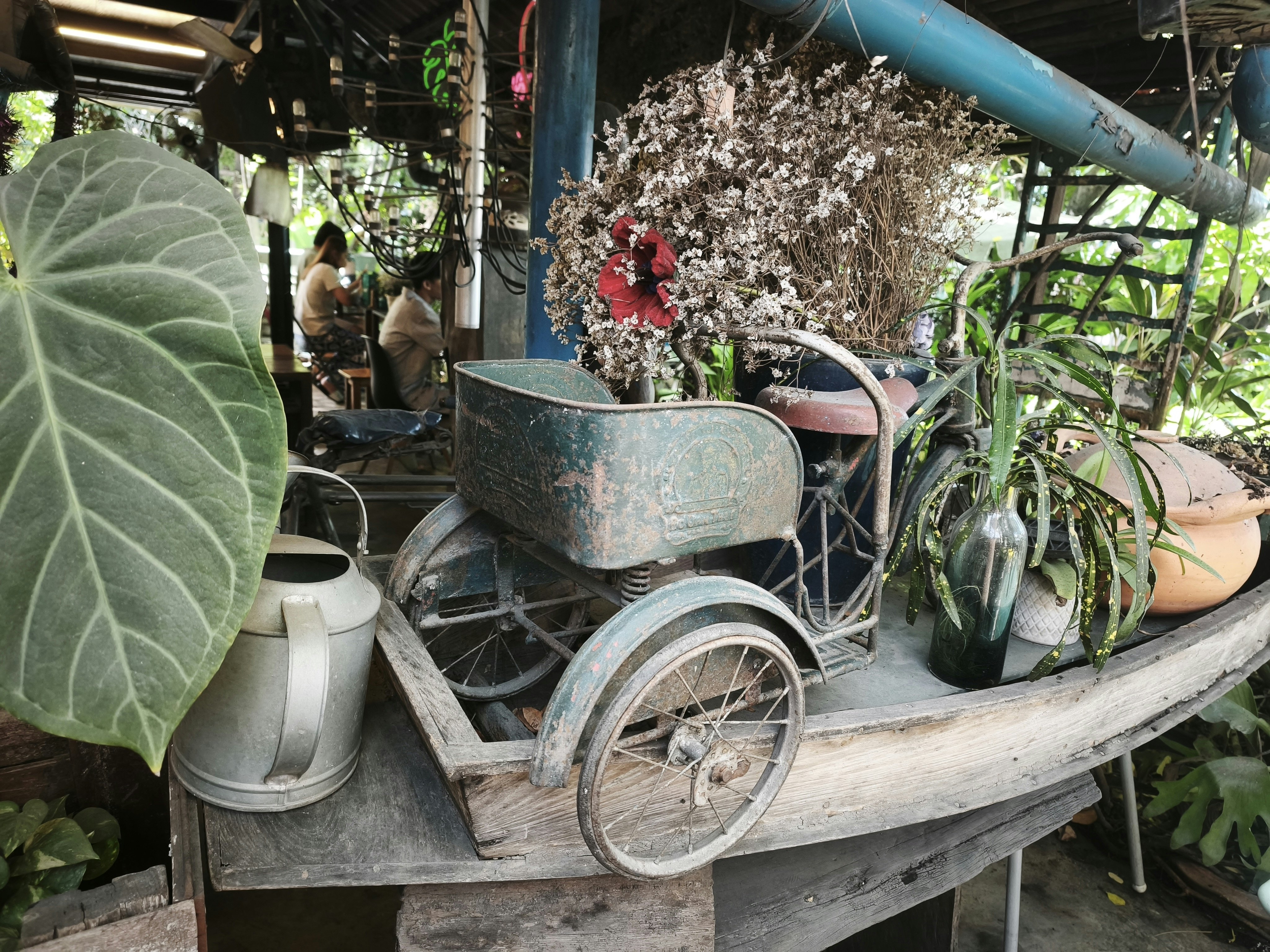 自転車の荷台に花や観葉植物を飾ったガーデンの一角