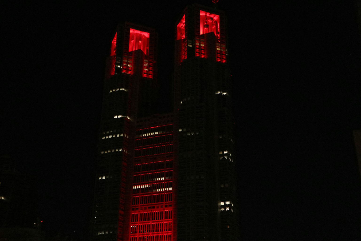 Gedung Pemerintah Metropolitan Tokyo yang diterangi merah di malam hari