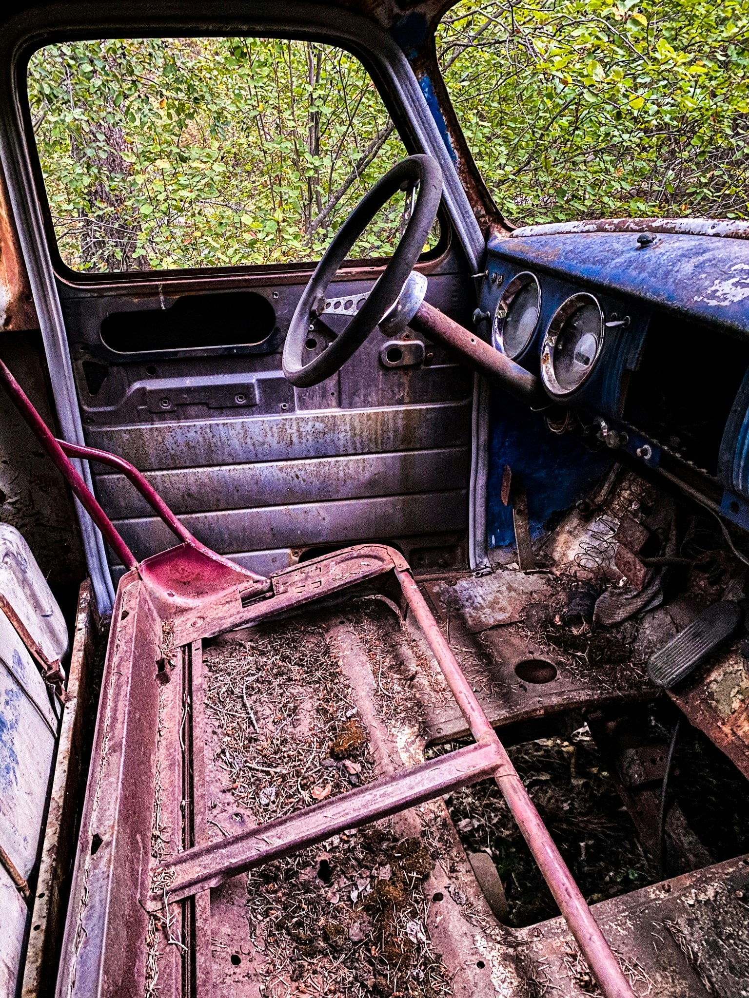 一辆旧卡车的内部 显示生锈的方向盘和仪表 明显的灰尘和污垢