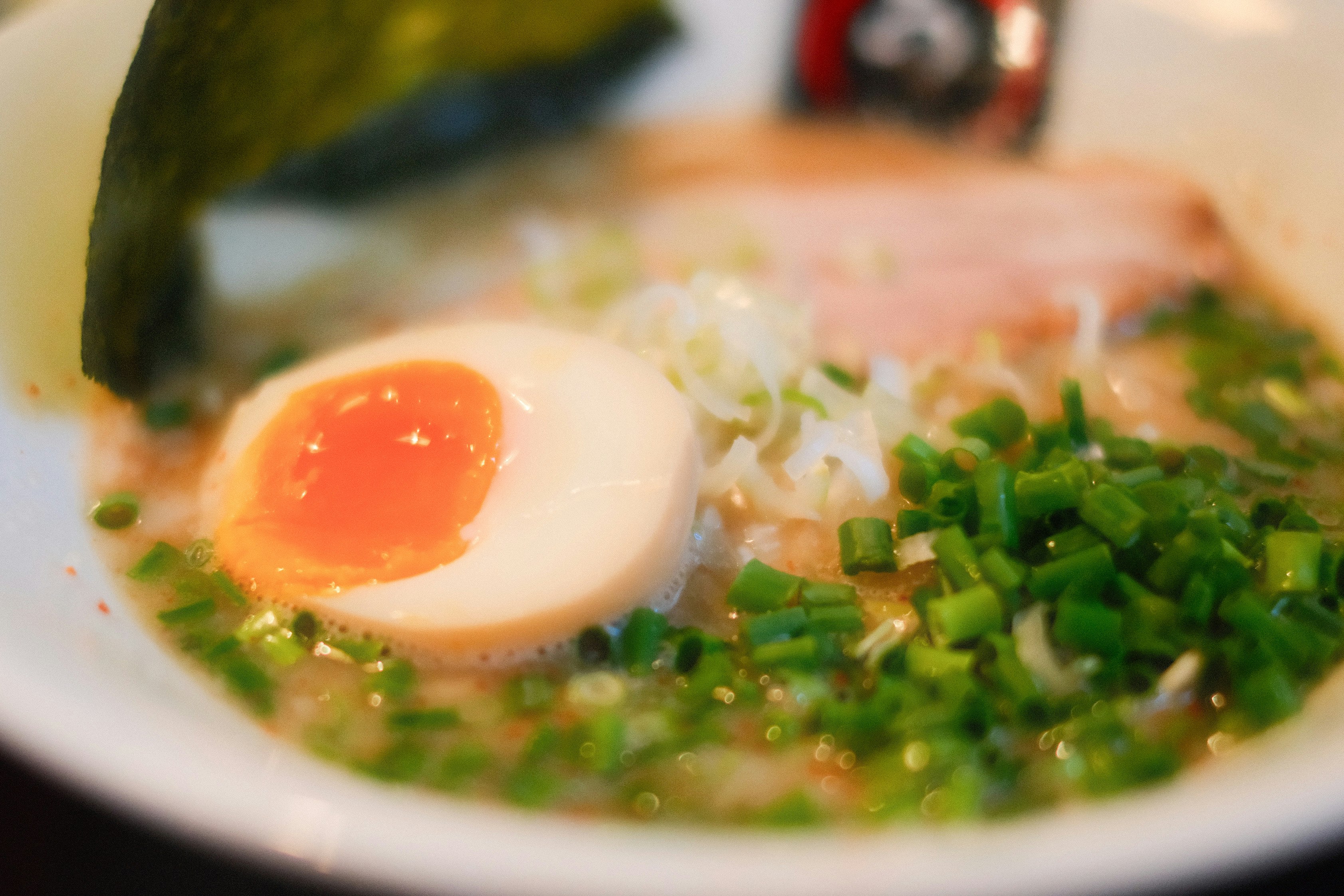 とんこつラーメンの煮卵と刻みねぎのアップ