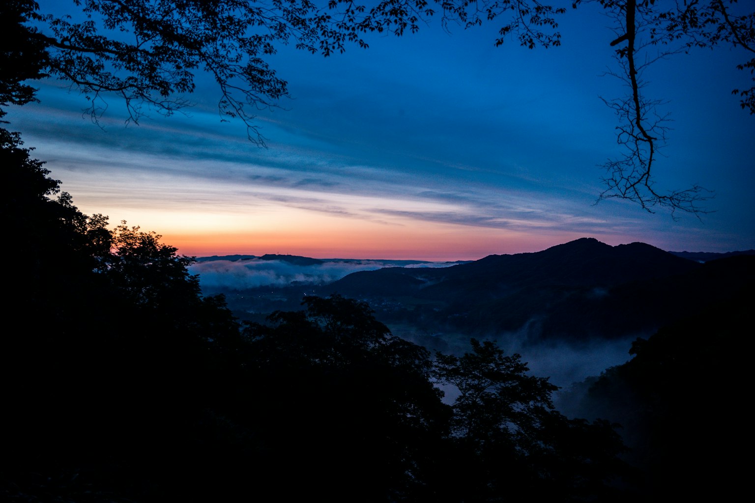 蓝天和橙色日落的山脉风景