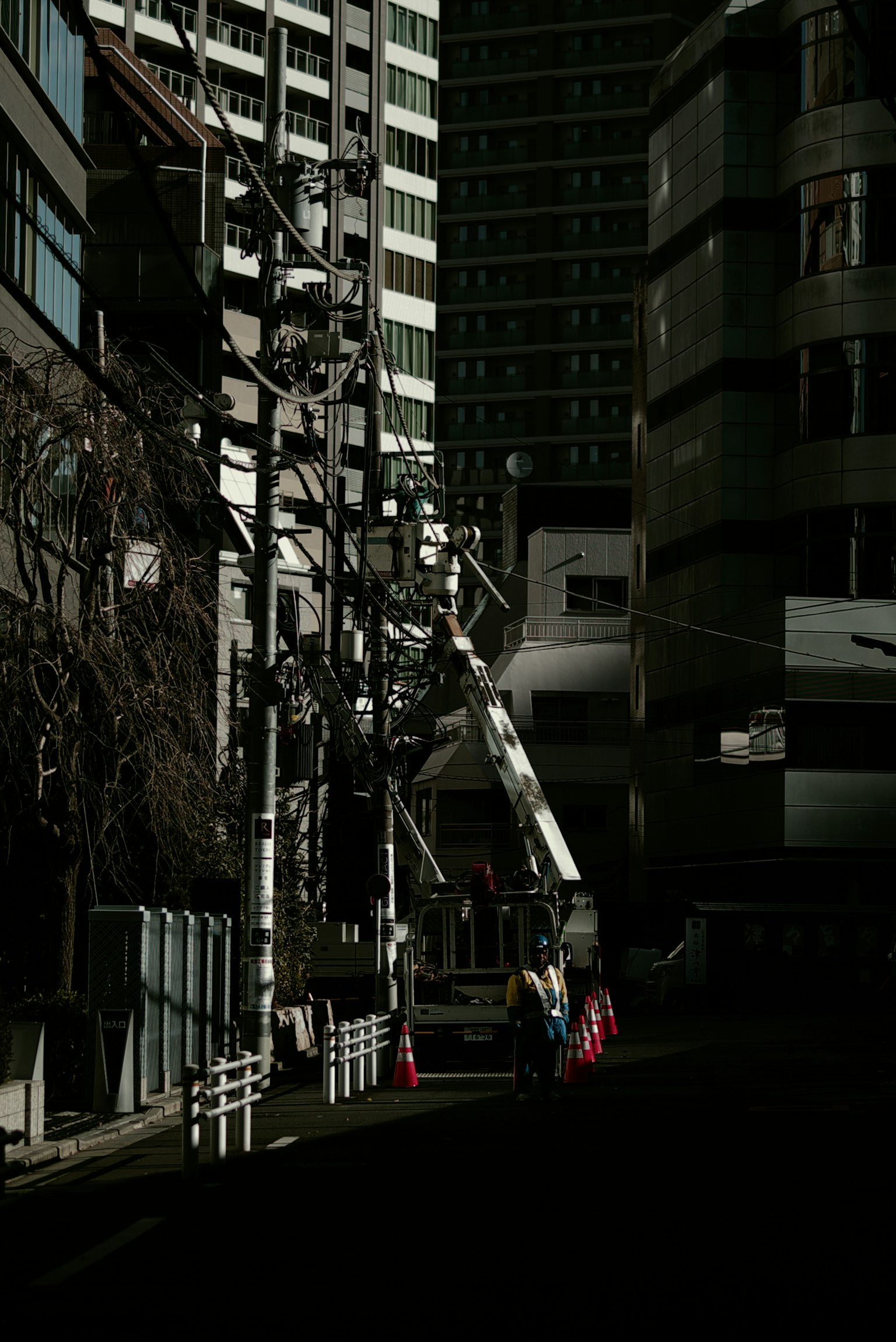 Jalan redup dengan bangunan dan pekerja