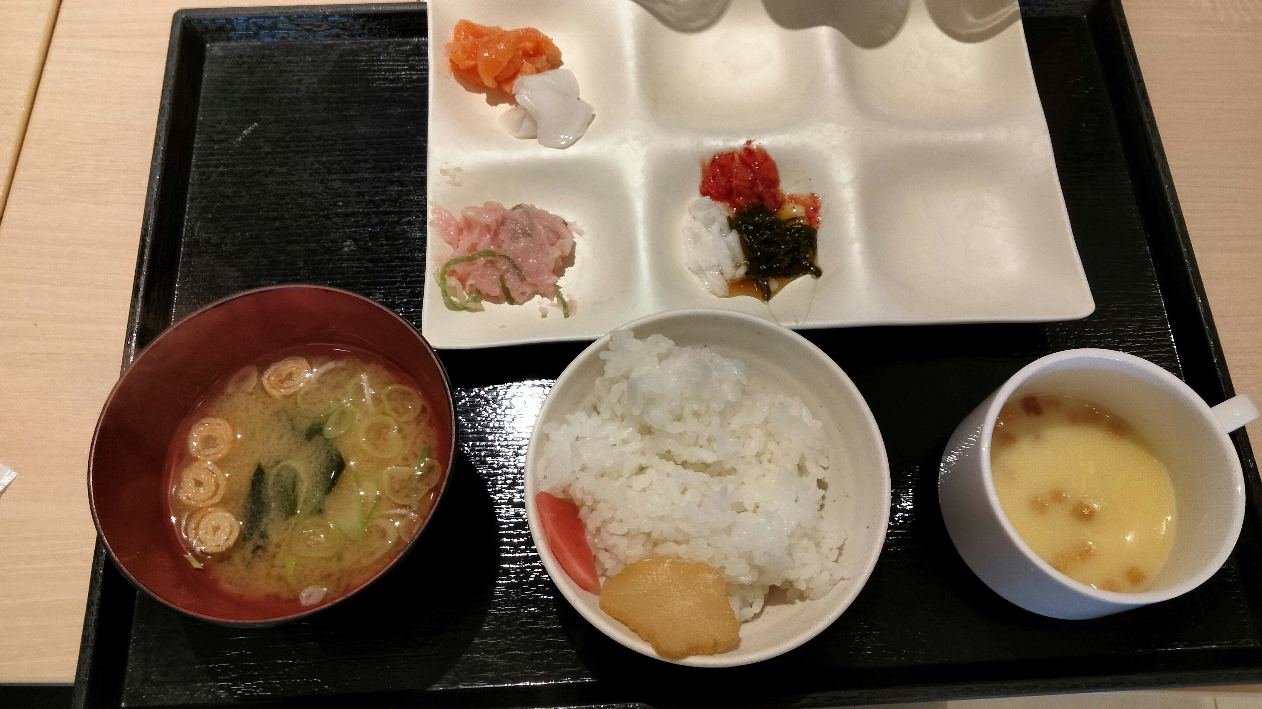 쟁반 위 일본식 정식과 여러 그릇